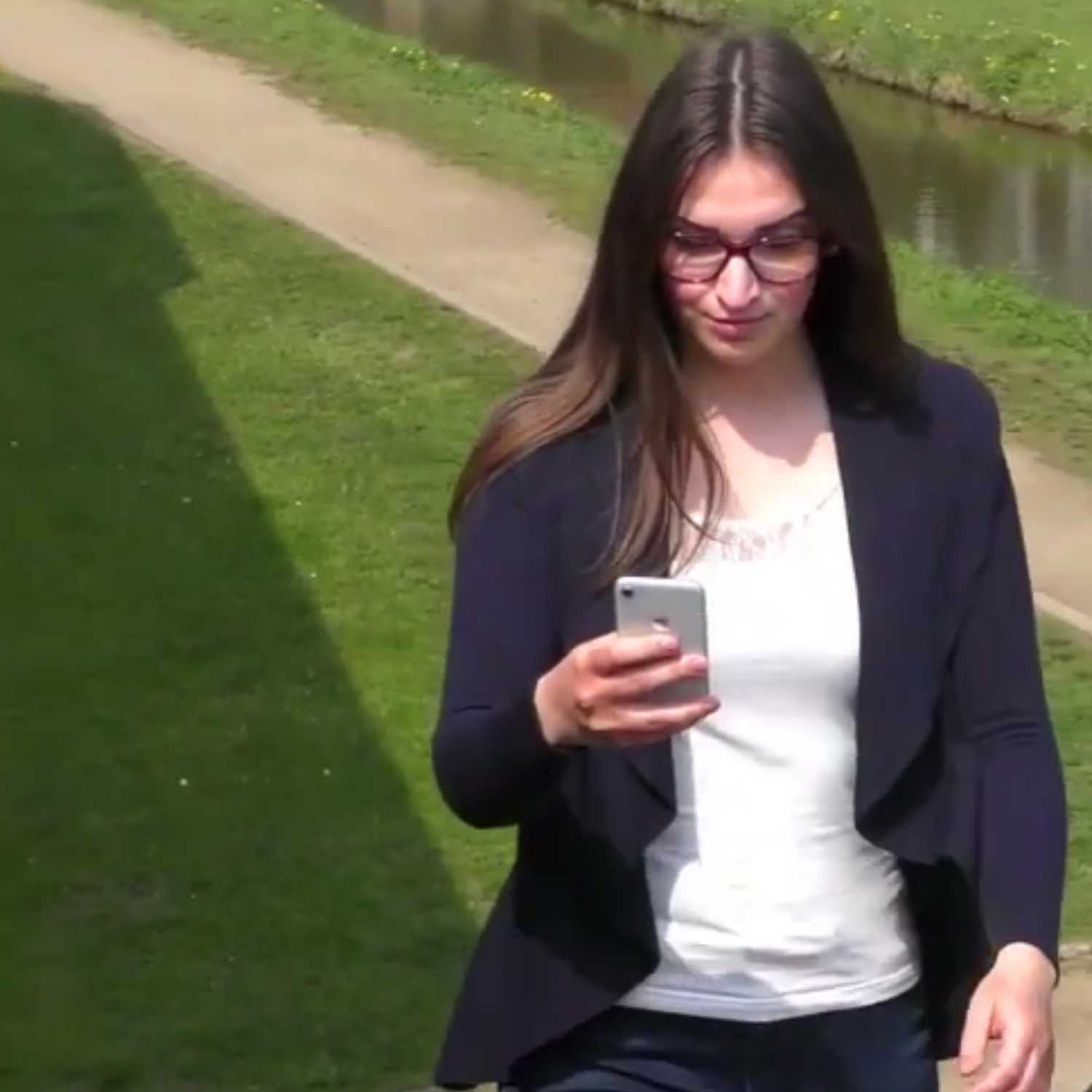 Janine erklärt die Apps zum Fiat 500