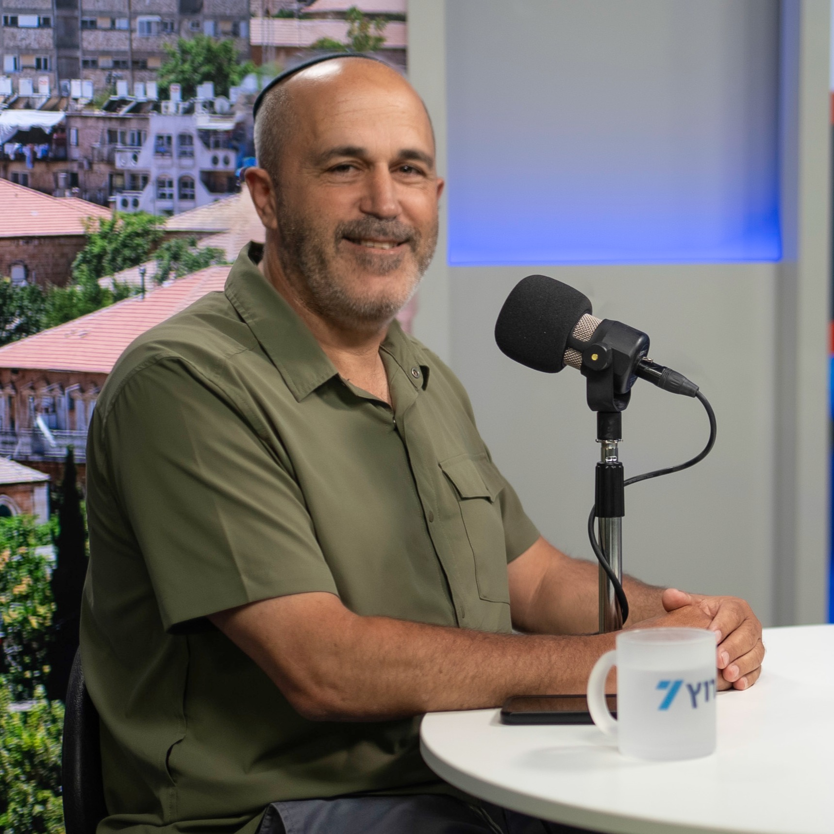 רגע אחד בכיכר הפך אותו לאיש ציבור | הדר מילר מארחת את אריה קינג