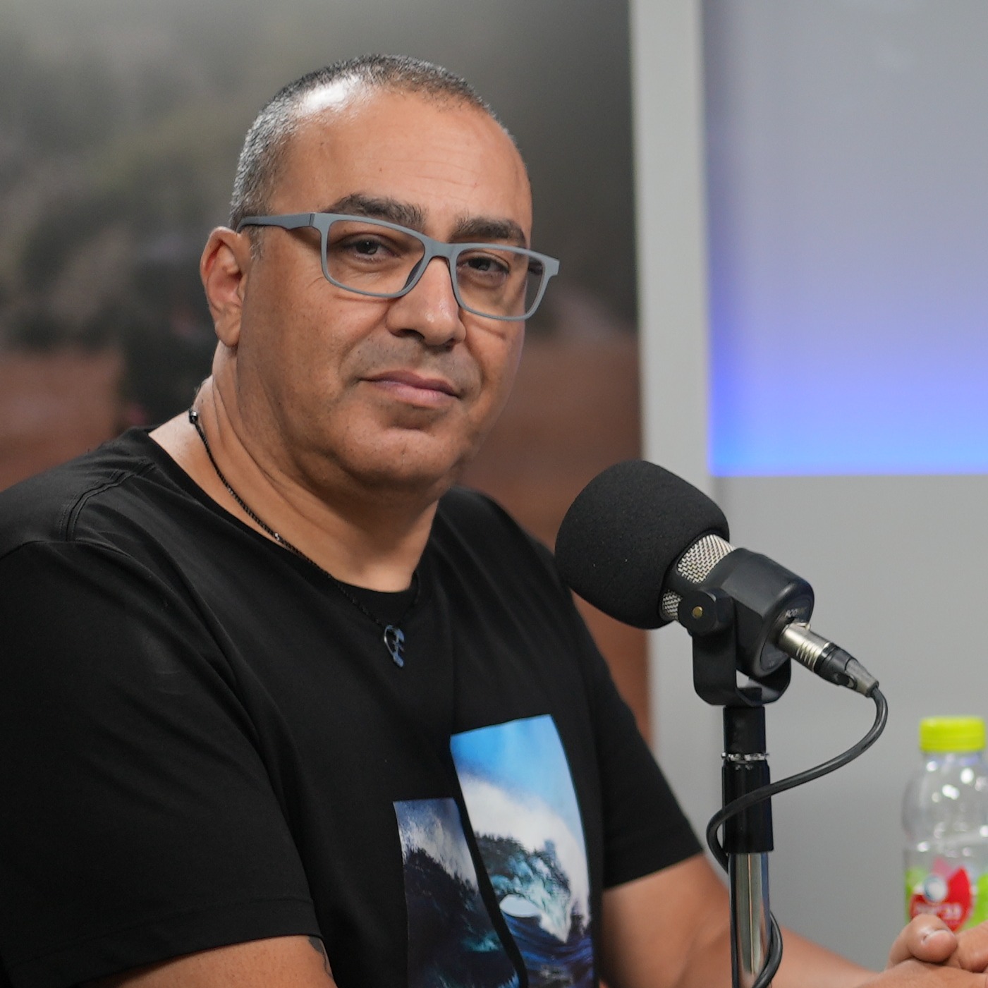 הדר מילר מארחת את נועם אמיר: ההתמוטטות תחת לחץ המלחמה, והאהבה לרדיו