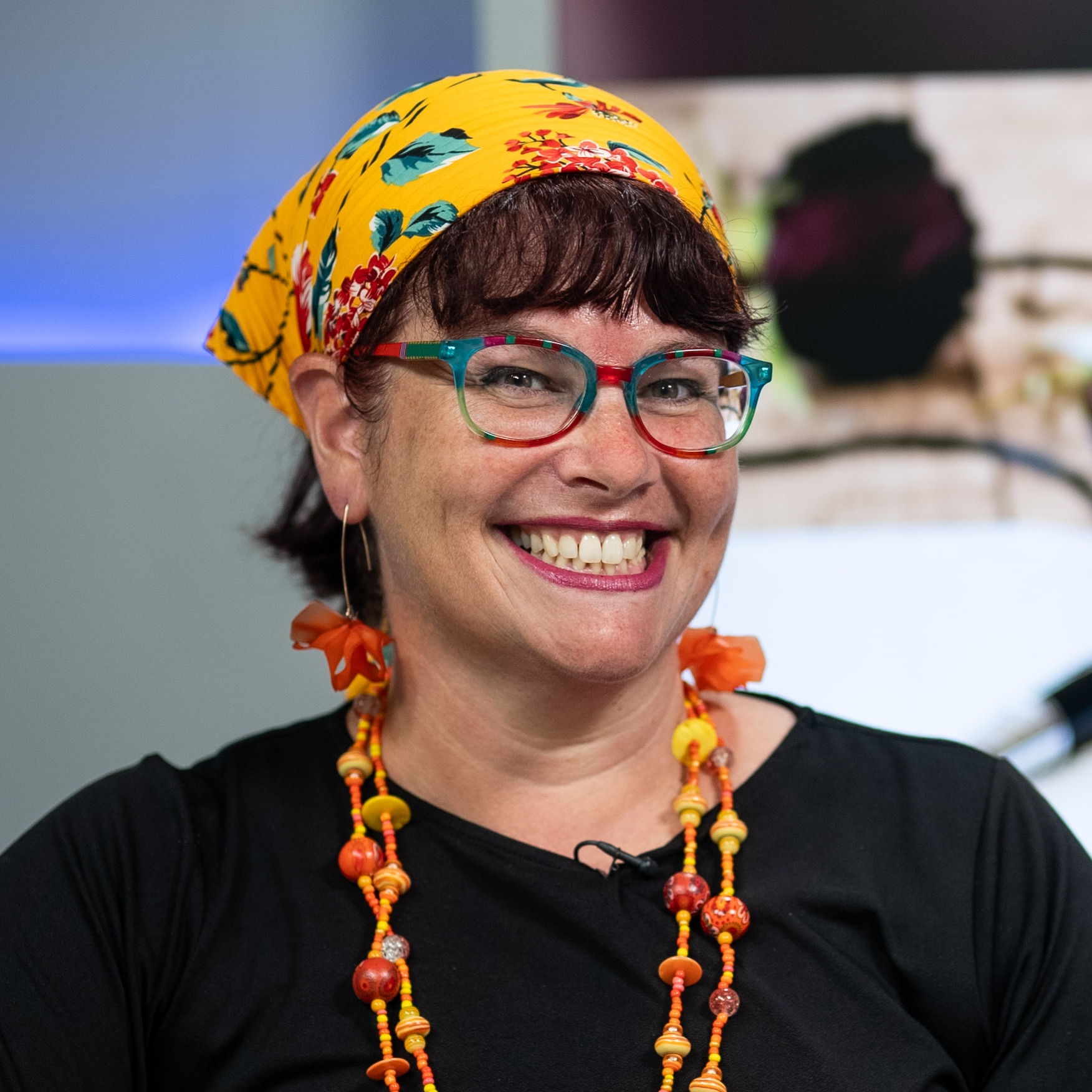 "לכתוב ולהחלים": מיכל פרץ על עוצמת הכתיבה ככלי לריפוי רגשי | חנה קטן מארחת