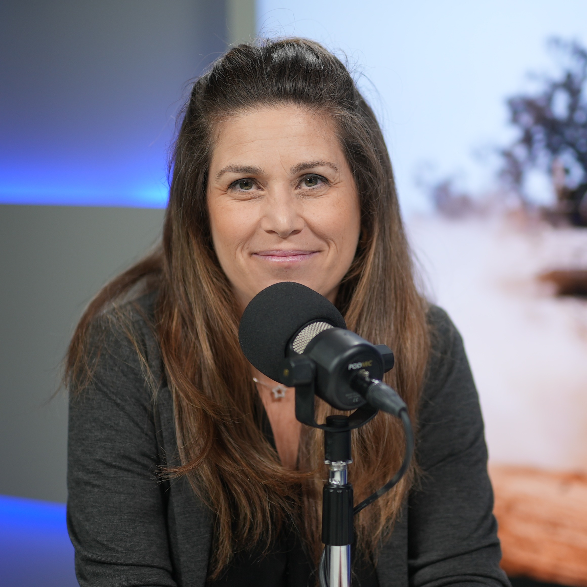 שיח נשי מול מציאות של מלחמה | ד"ר חנה קטן מארחת את מיכל ברקאי־ברודי