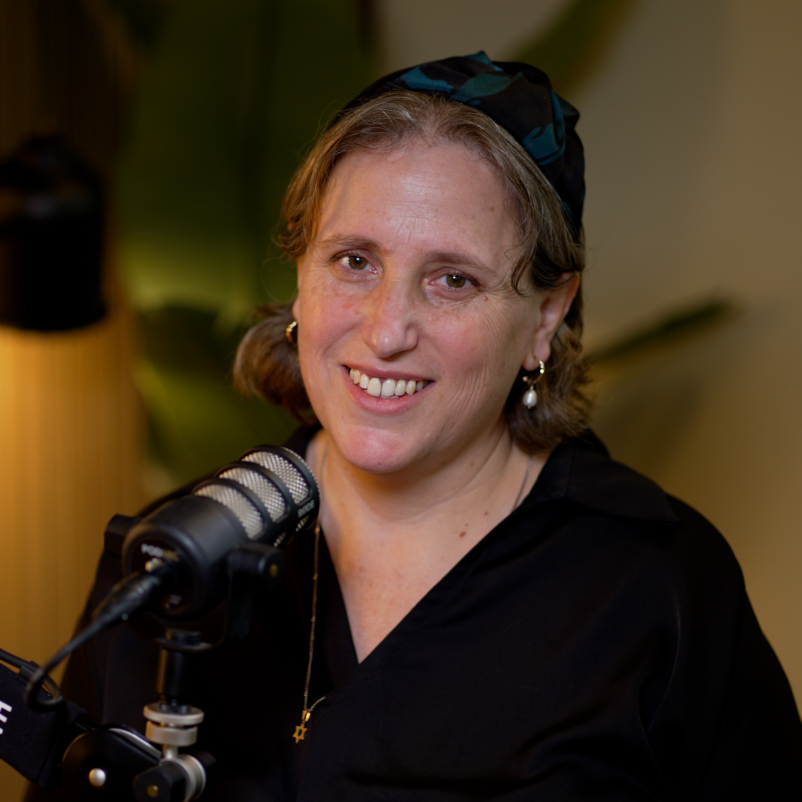 'אבא ז"ל רצה תקשורת אחרת' | הכתבת המדינית הודיה כריש חזוני בפודקאסט של הדר מילר