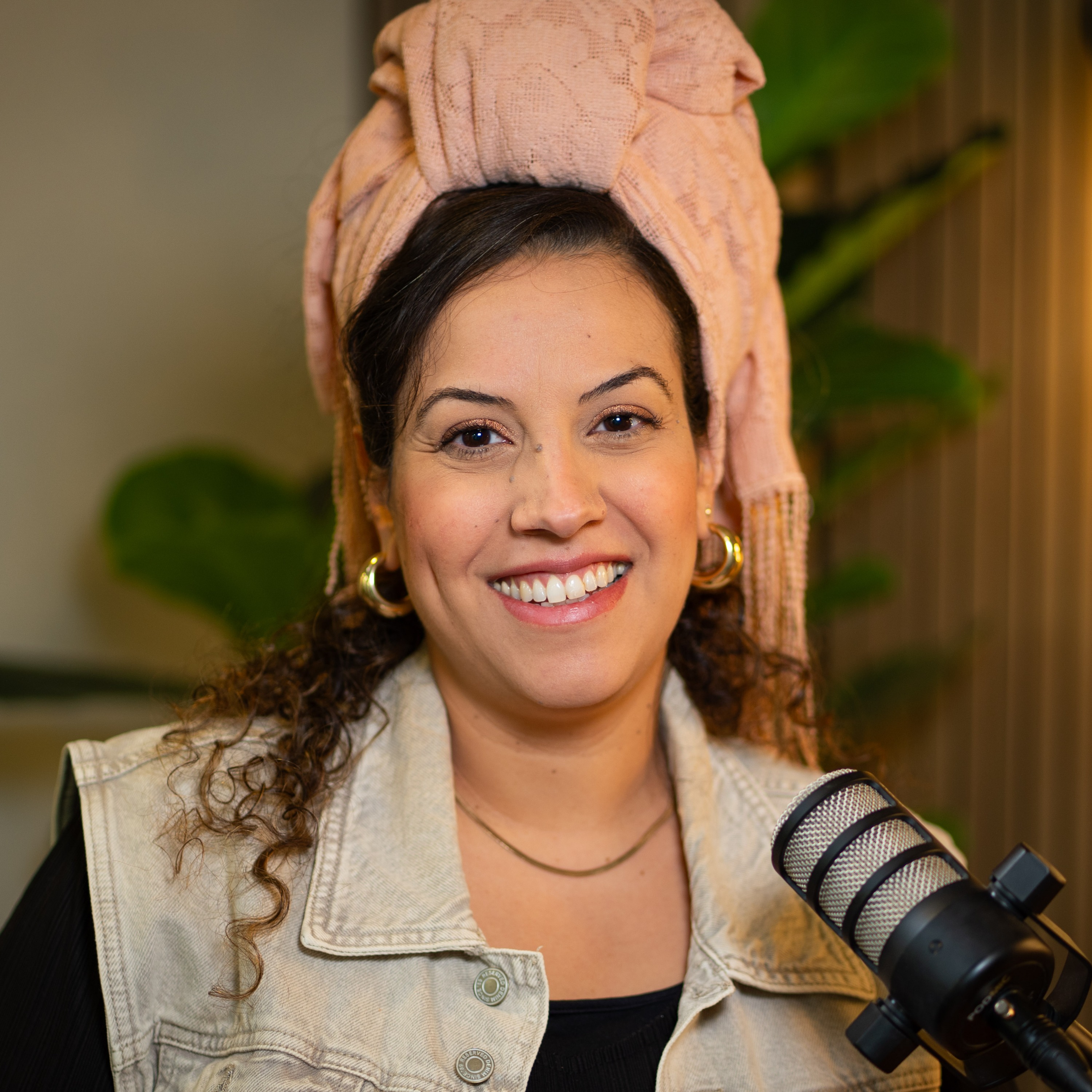 הפודקאסט של אריה אקרמן | האישה שמאחורי הלהיט של מירי מסיקה ומיקה משה