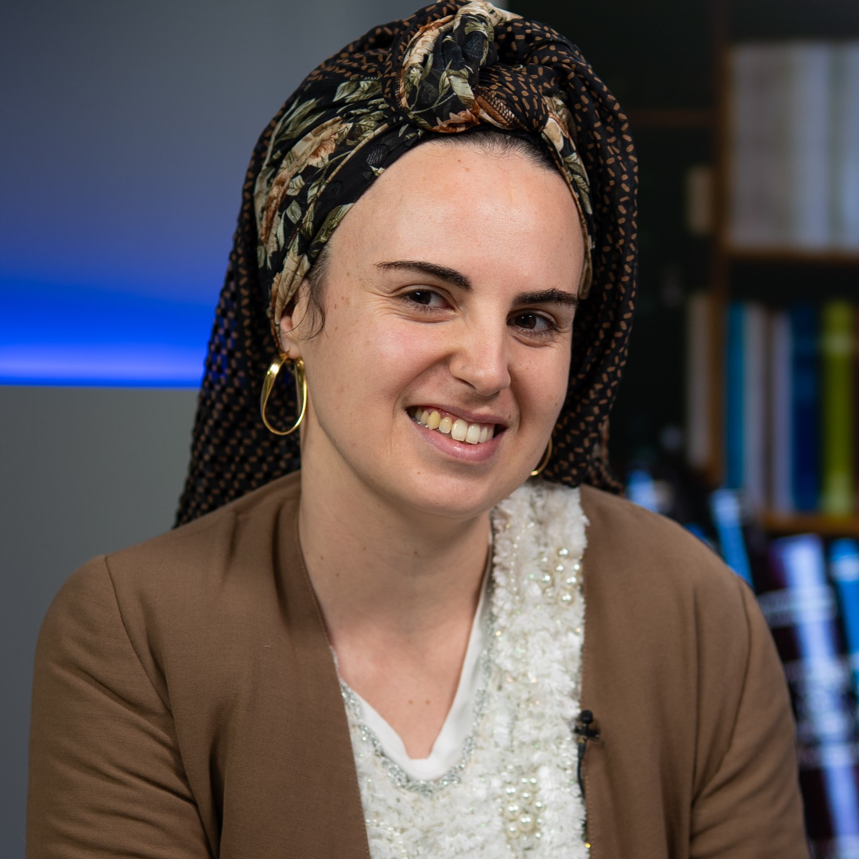 "זה משתלם": אביה פלג עזבה את החיים החילוניים והקדישה את חייה ללימוד התורה של בעלה | חנה קטן מארחת