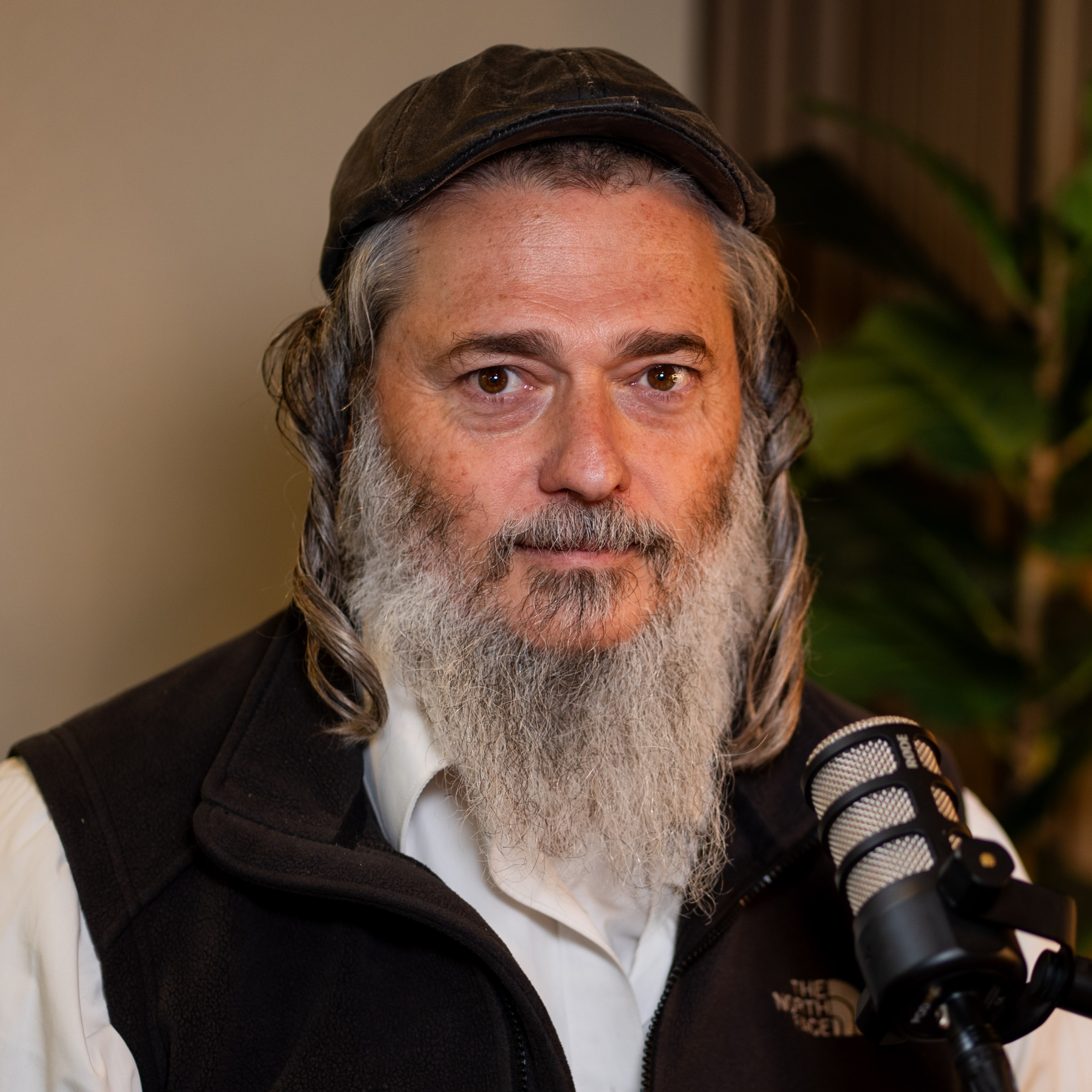 הפודקאסט של אריה אקרמן | רן ובר: מבונקר של שליטה למרחב של אהבה