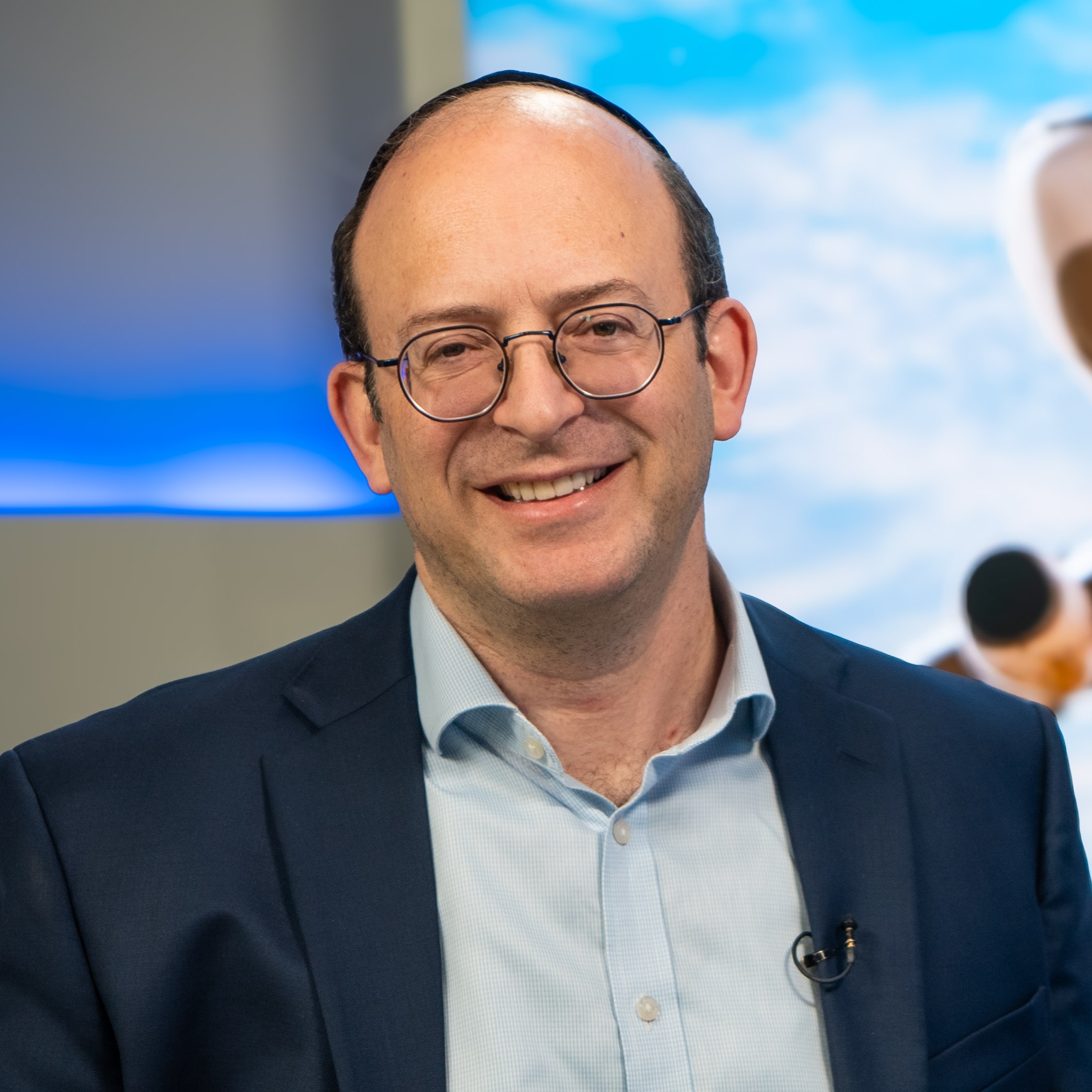 ספר חדש מסביר: איך שומרים הלכה גם בטיסה, בבית מלון או בטיול משפחתי | מילה בסלע