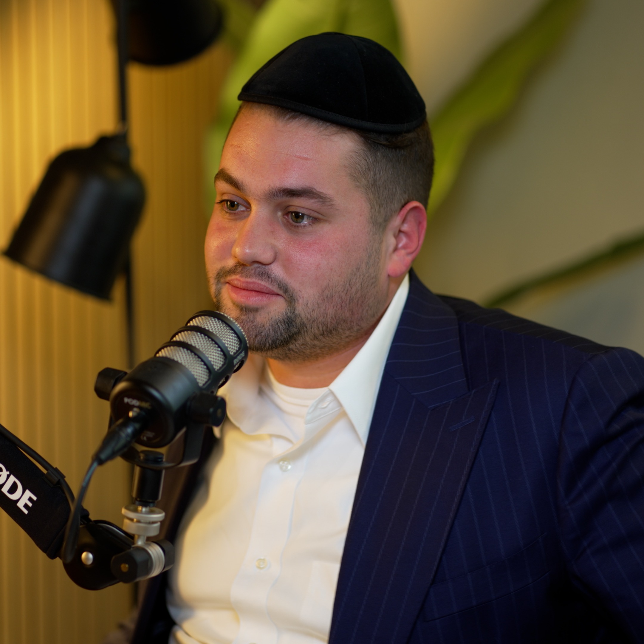 שיחות מחדרי לידה, ברכות מפתיעות ורגעים נדירים: עדות מיוחדת מבית הרב קנייבסקי | הפודקאסט של דביר עמר