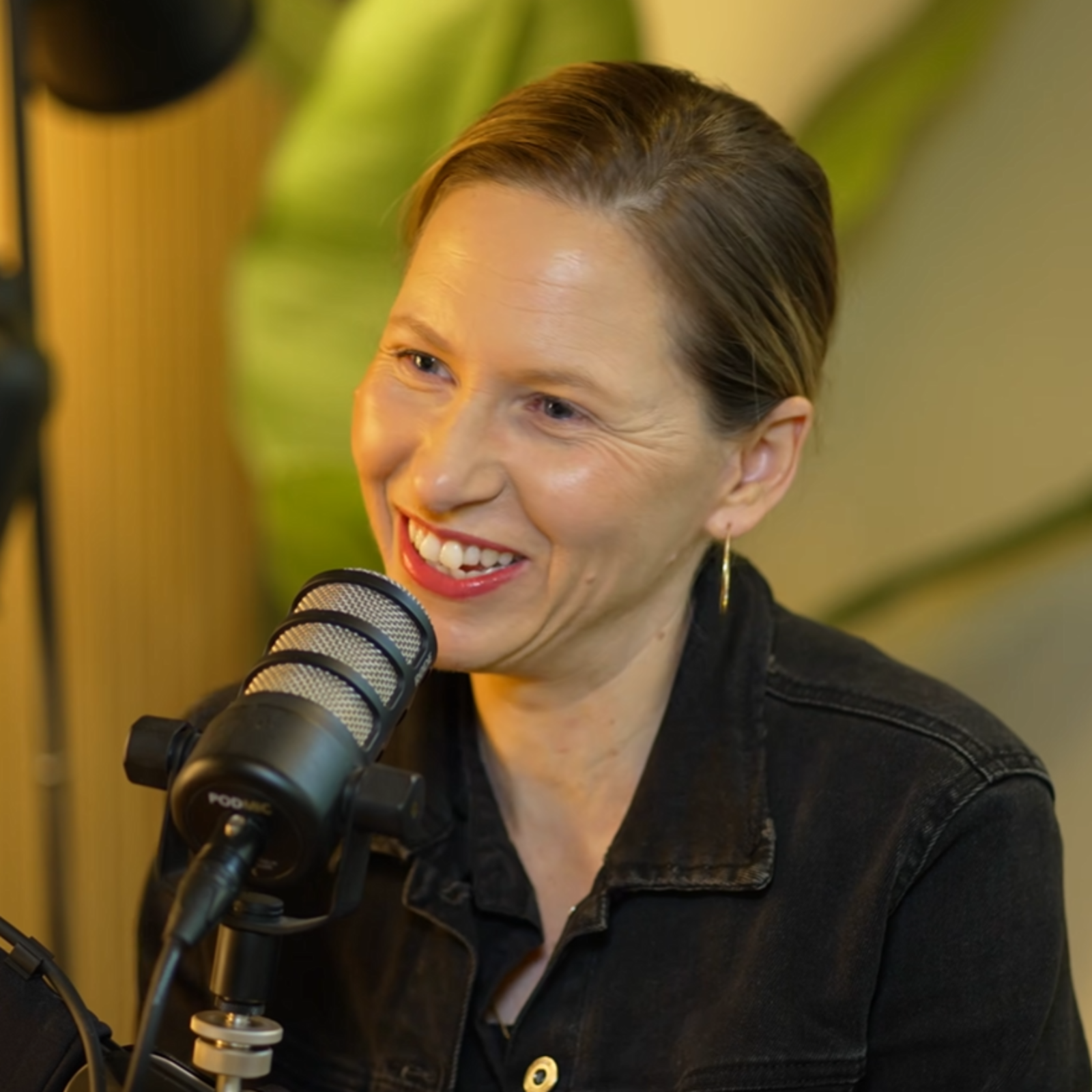 "שיקרו לנו בשם הפרוגרס": אודליה קדמי מנפצת את מיתוס גיוס הלוחמות | הפודקאסט של הדר מילר