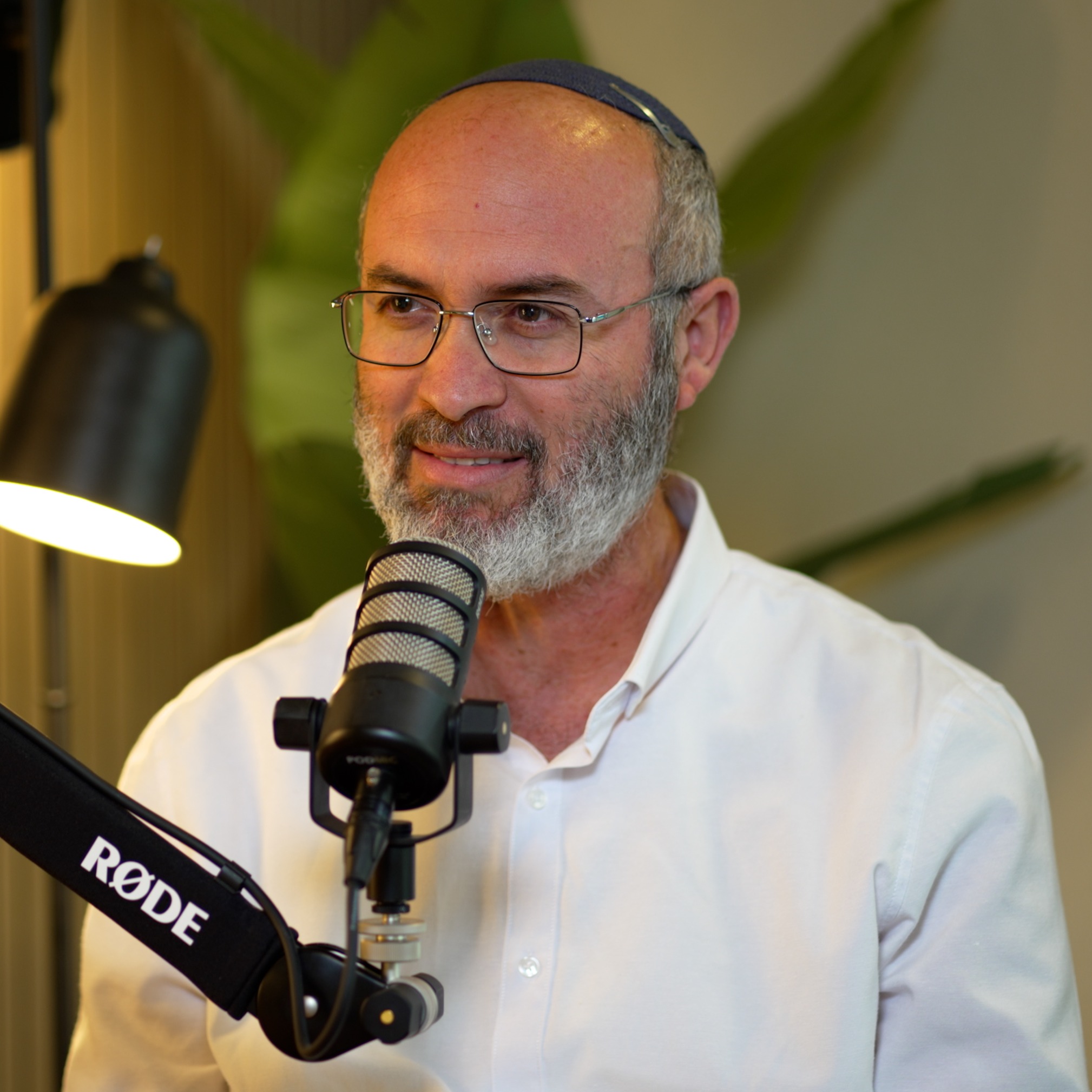 הפודקאסט של דביר עמר | הרב ארי סט מסביר: למה סירב לשלט על שמירת שבת בכניסה לקיבוץ?
