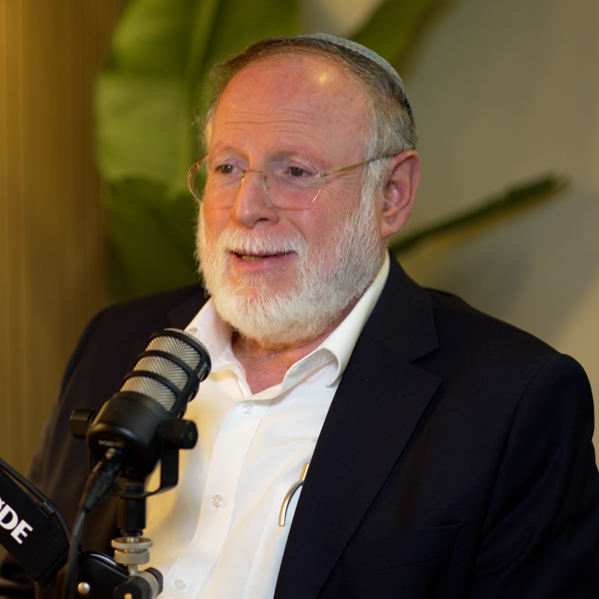 הפודקאסט של דביר עמר | הברכה מגדולי הדור ששמרה על הרב וידר