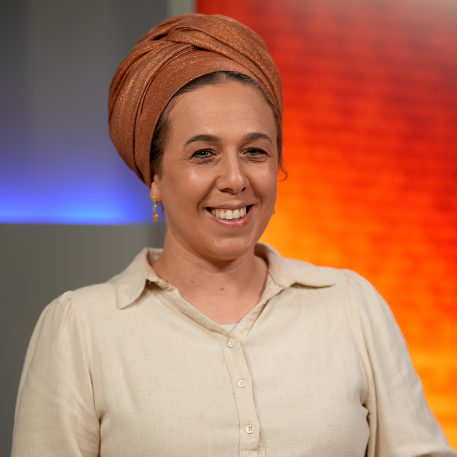"לראות את הקולות": מלימודי פיזיקה אל לב התורה הנשית | חנה קטן מארחת את הרבנית יעל טבדי