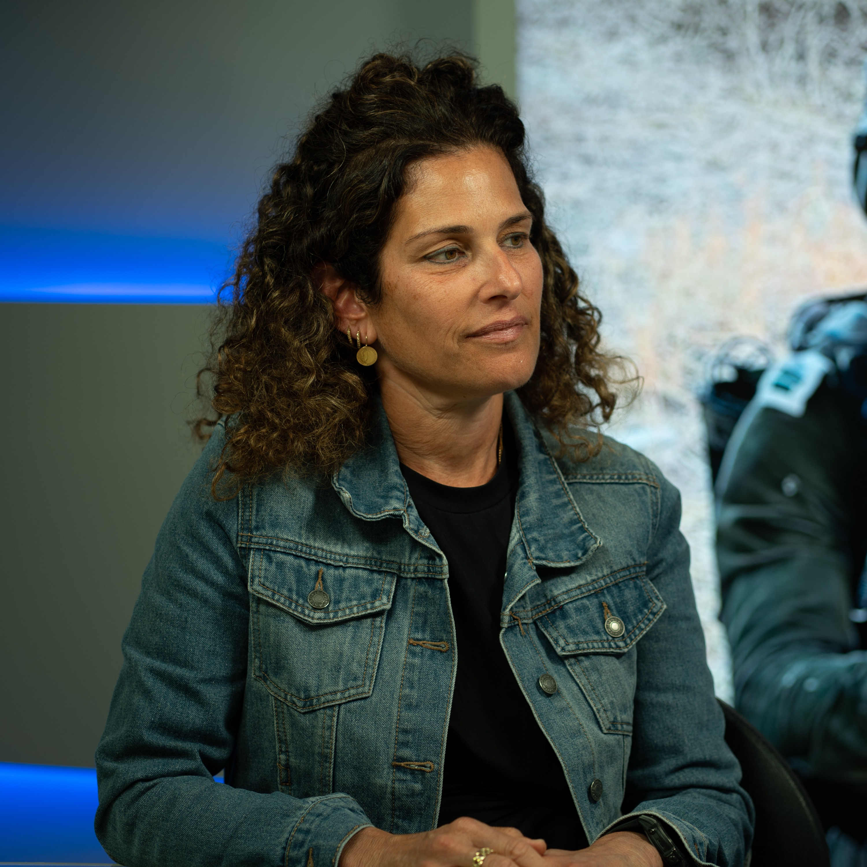 "החיים חזקים מהכל": המסע של שירי טויטו מאז נפילת בנה אייל | חנה קטן מארחת