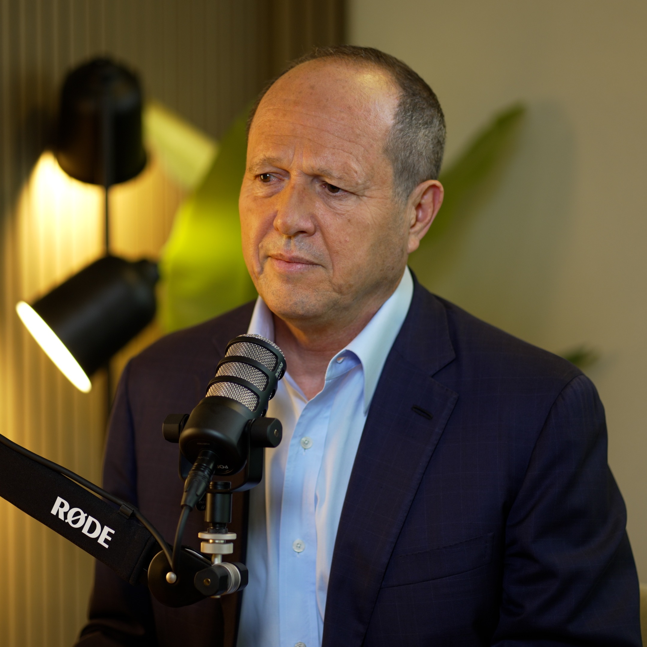 הפודקאסט של הדר מילר | מניקיון מדרגות להייטק ולבוץ הפוליטי - השר ניר ברקת