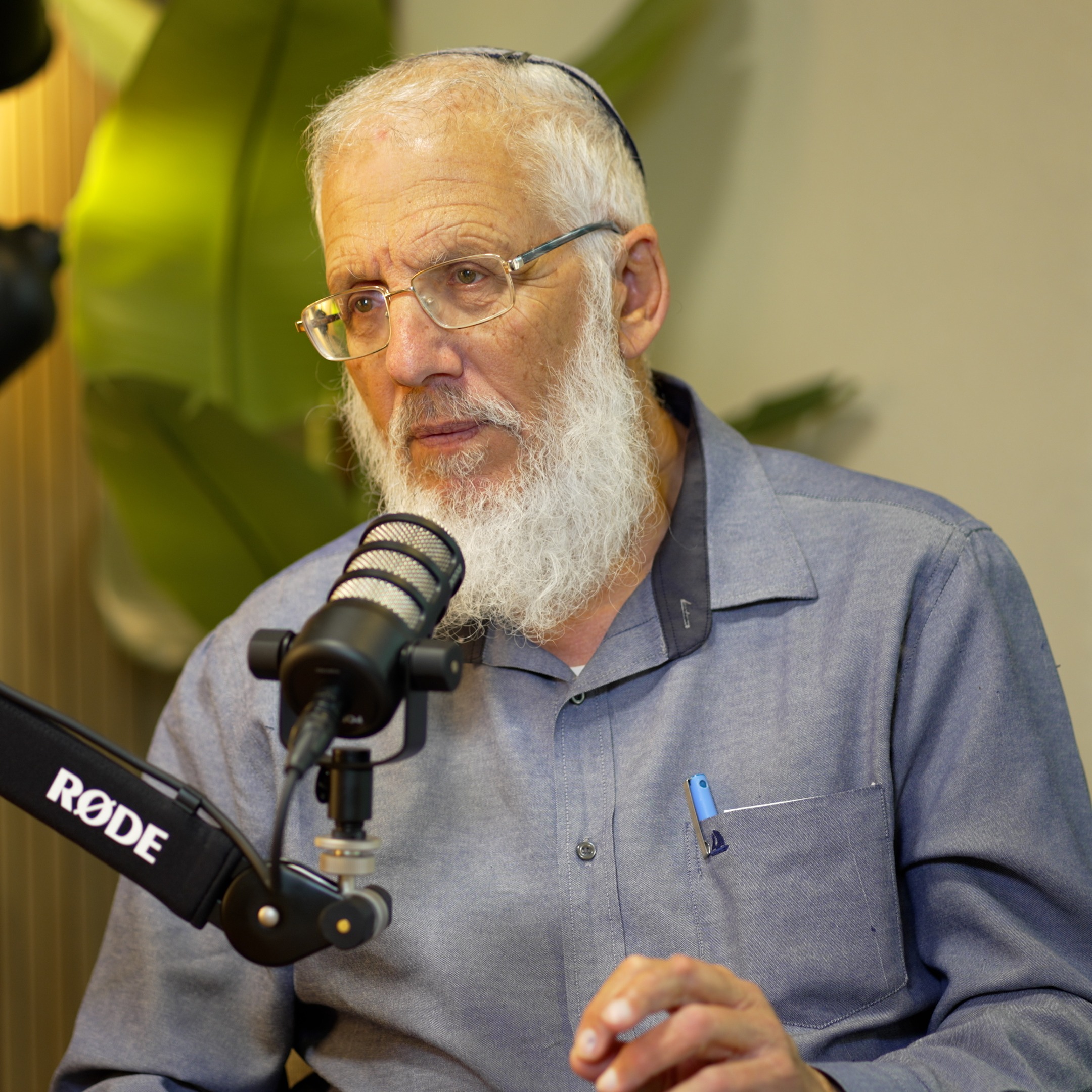  הרב שבגיל 70 מחלץ פצועים בעזה | הפודקאסט של דביר עמר episode artwork