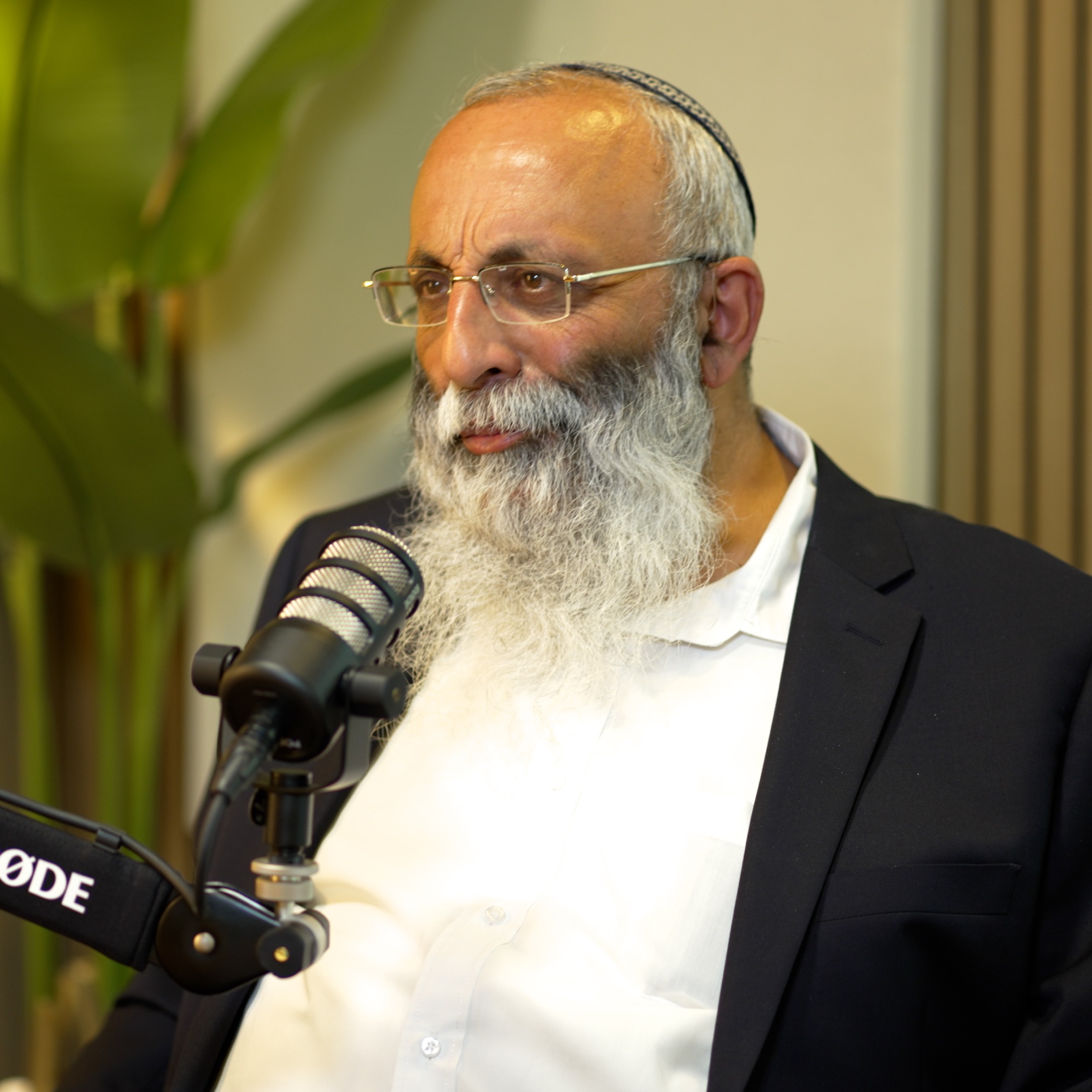 הרב יורם אליהו בשיחה מטלטלת על אובדן בנו וחתנו, והשליחות בחינוך | הפודקאסט של דביר עמר episode artwork