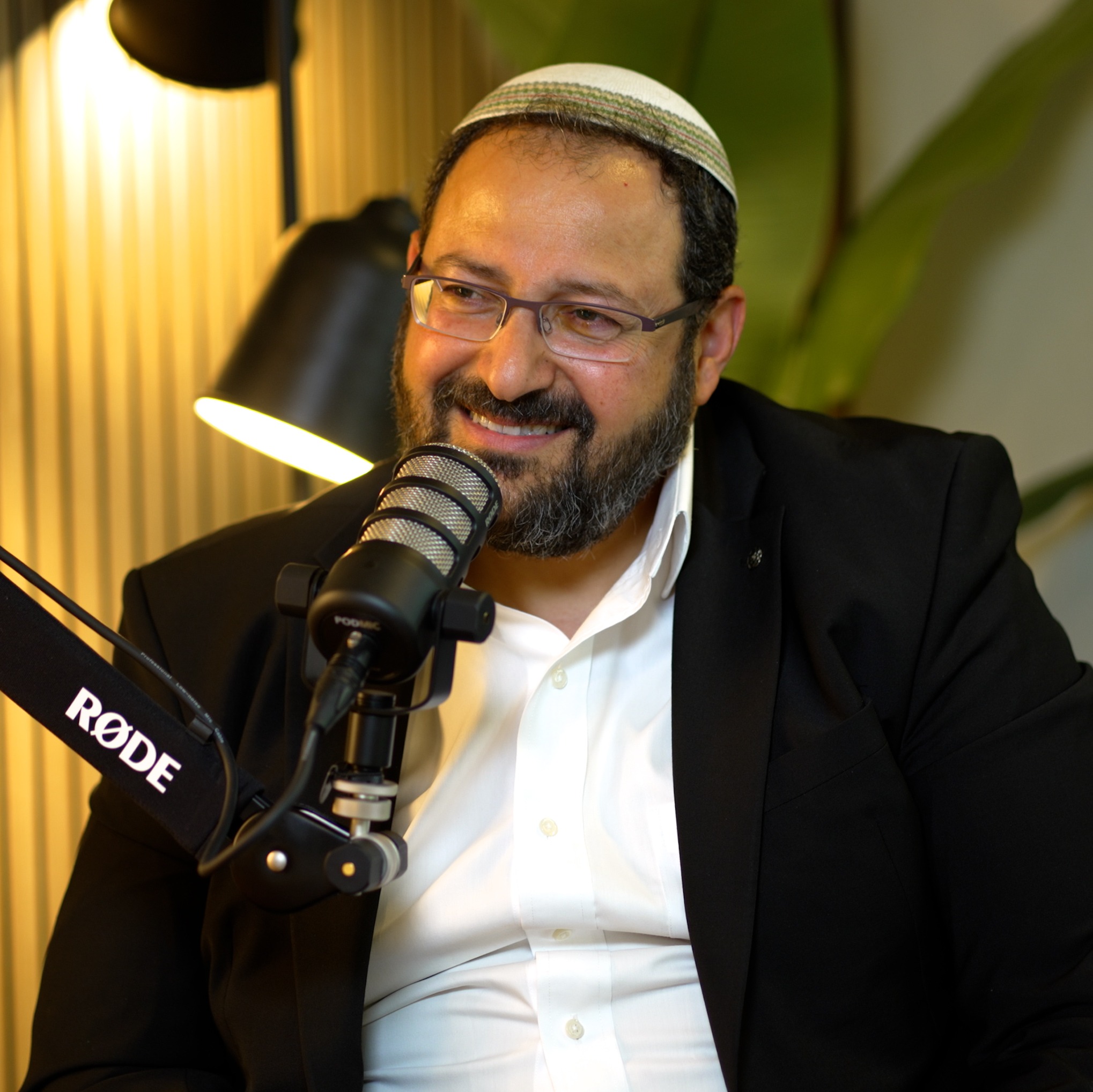 "לא חשבתי שאזכה": הילד מראש העין שחלם להקים ישיבת הסדר בעיר | הפודקאסט של דביר עמר episode artwork
