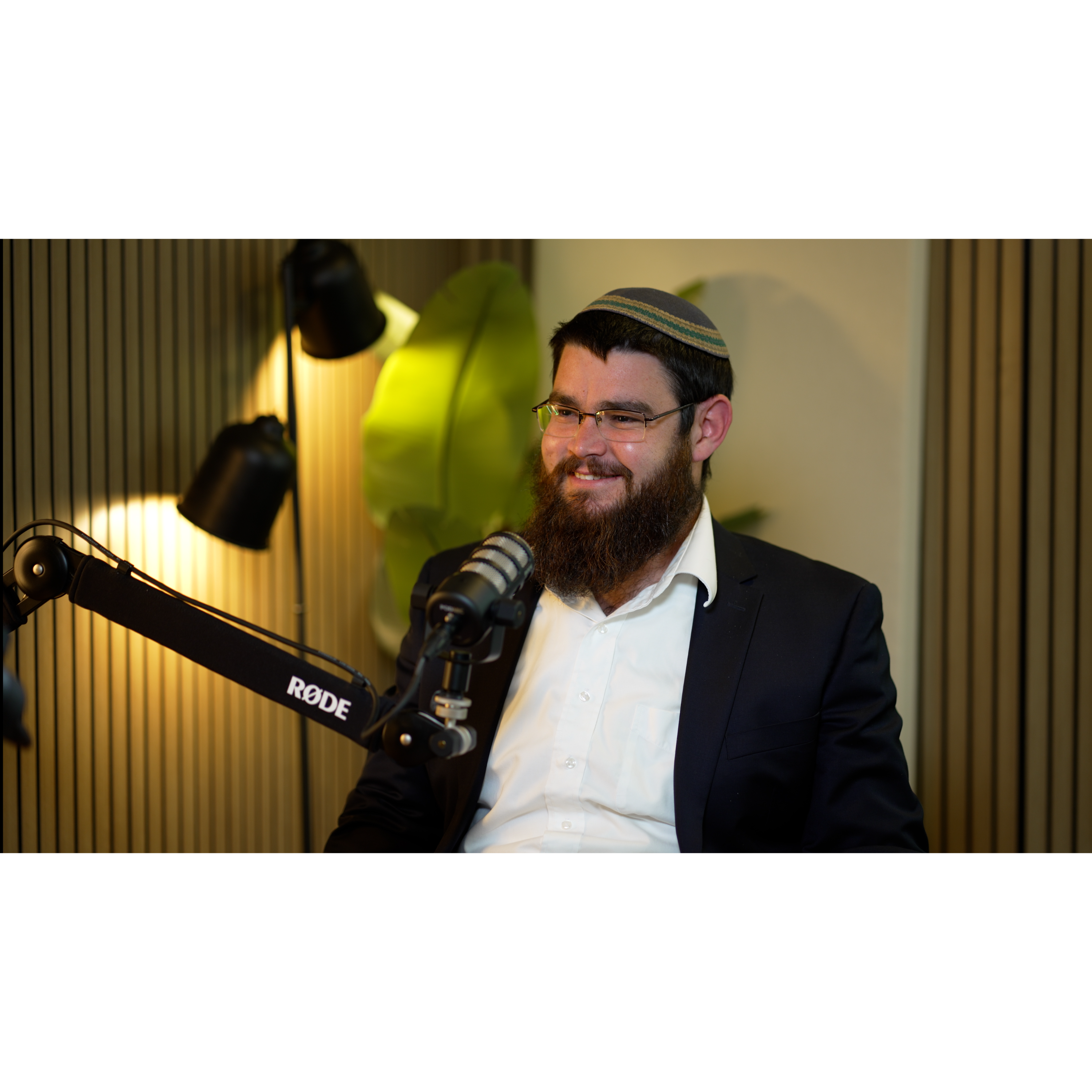 המפגשים החשאיים של רבנים ציונים וחרדים | הפודקאסט של דביר עמר episode artwork