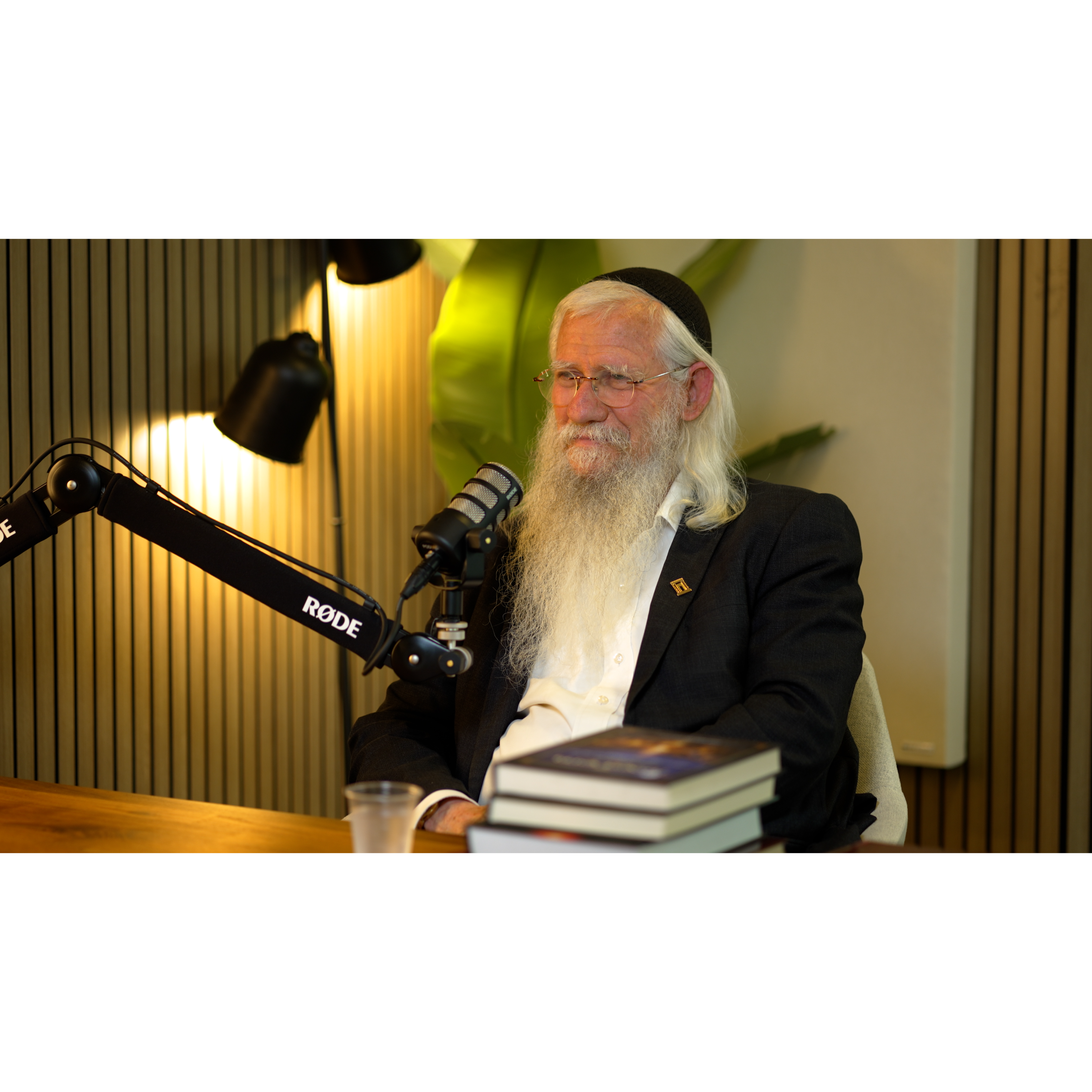 הרב מנחם מקובר: מהנער החילוני לאיש מאחורי מנורת הזהב | הפודקאסט של הדר מילר episode artwork