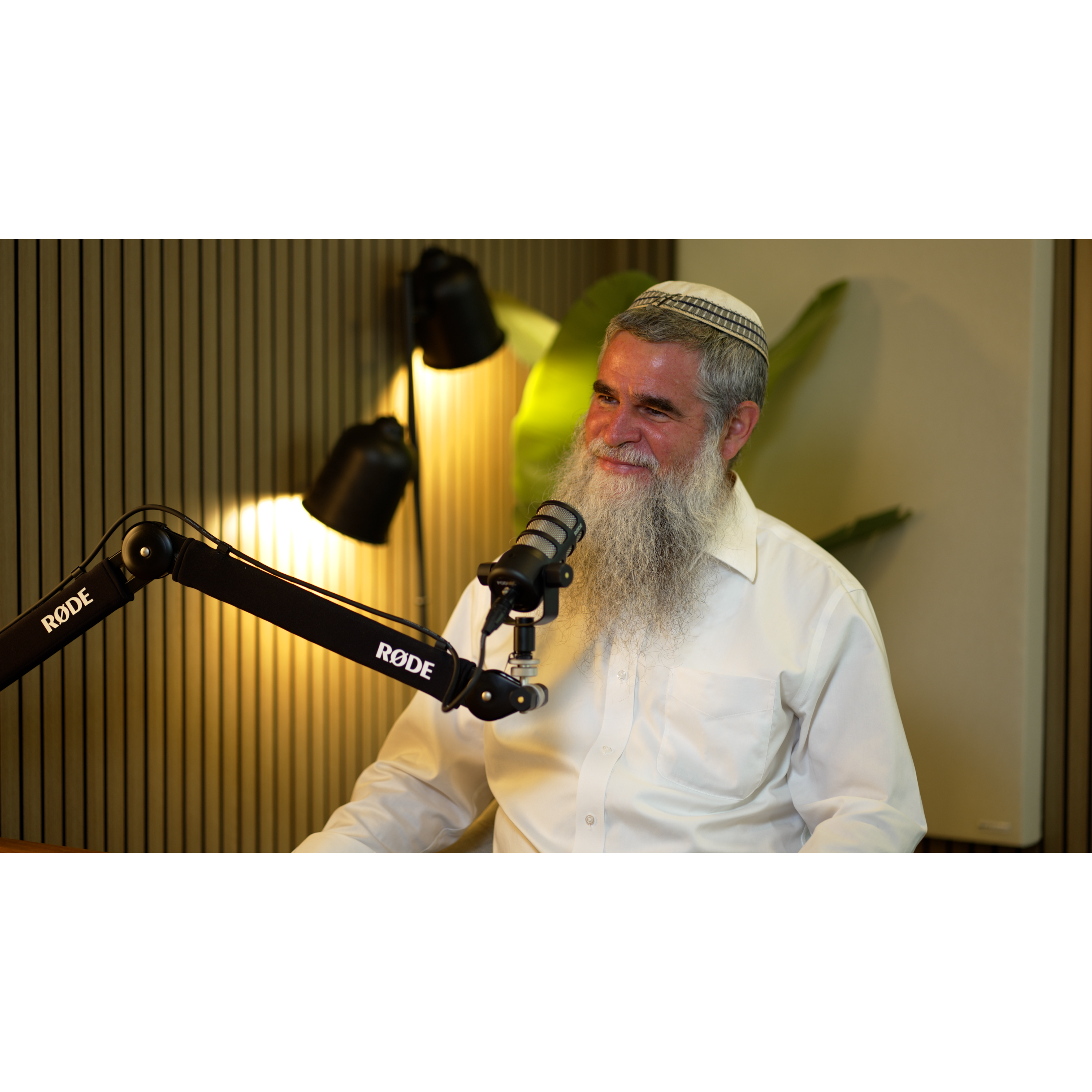 31 אזעקות ביום וחתונה במקלט | ראש הישיבה שלא מסתפק בלימוד תורה בלבד - הפודקאסט של דביר עמר episode artwork