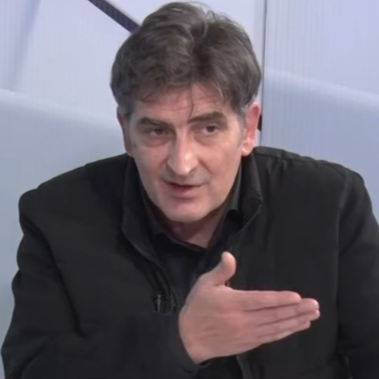 Faruk Kapidžić: Nemaju dovoljno ruku za Bukvićevu zgradu, obilaze vijećnike i traže podršku episode artwork