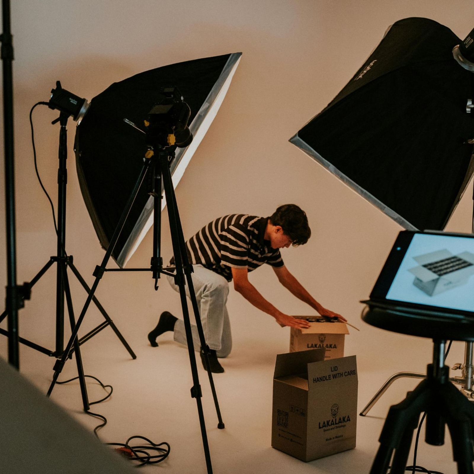 Behind the Exposure: Mastering Light, Camera Settings & Studio Photography