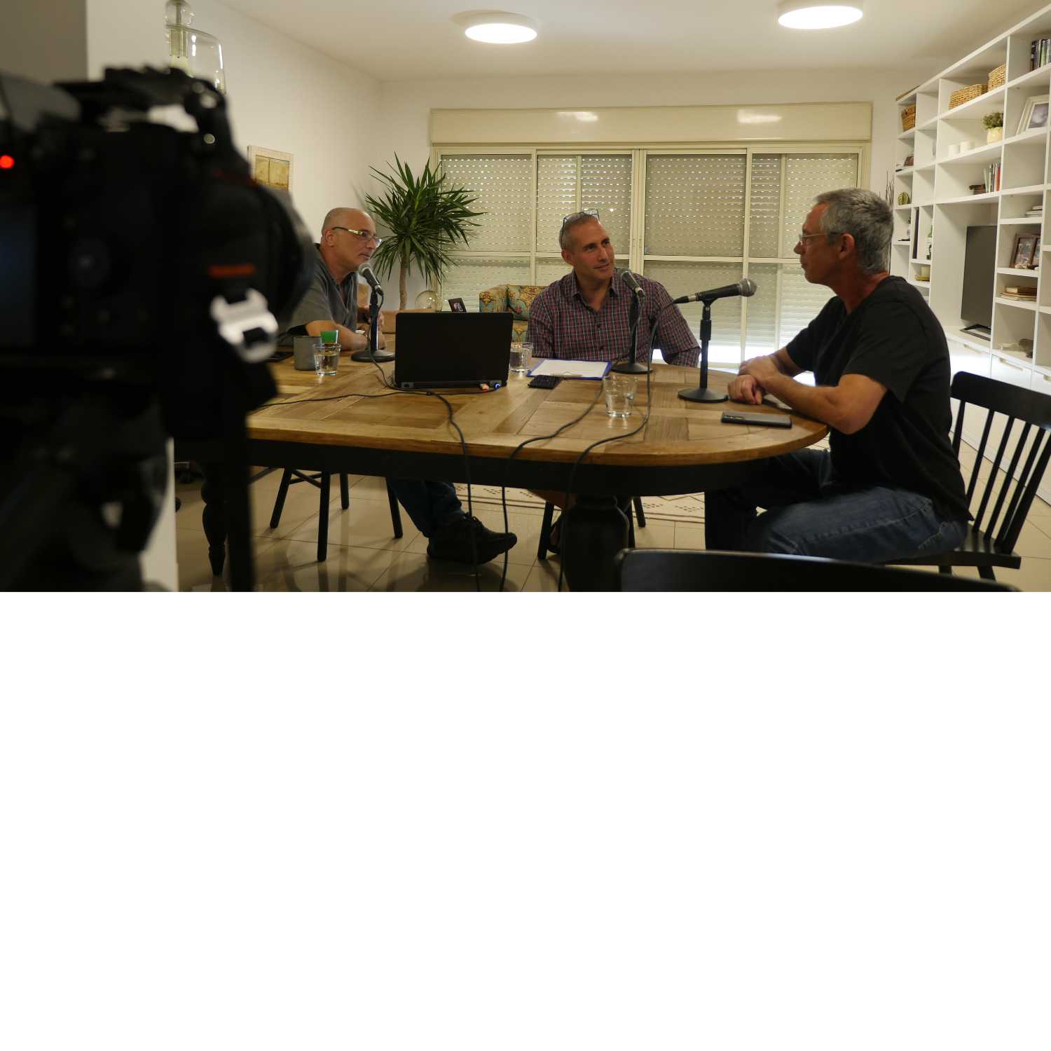 הפודקאסט ״בקו ימין״ הוא יומן מסע חברתי ופוליטי ללב המשותף של עם ישראל. אריק פרינץ וחנוך מילביצקי, ממקימי ״המטה לאיחוד העם בליכוד״ יוצאים לבחון את הרלוונטיות של רעיון איחוד העם ואת אפשרויות המימוש שלו, דווקא עכשיו.