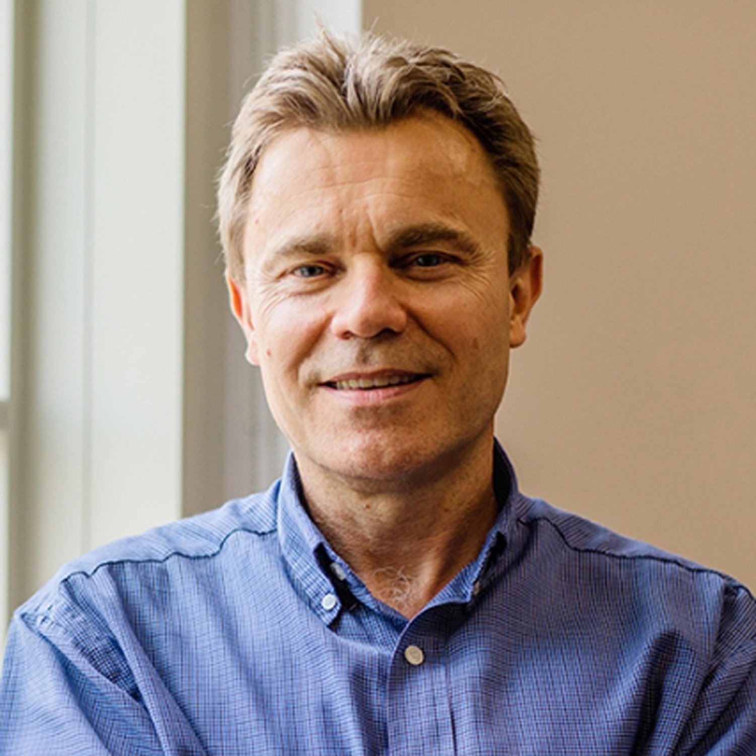 How can physics help solve real world problems? - NEIL JOHNSON, Head of Dynamic Online Networks Lab