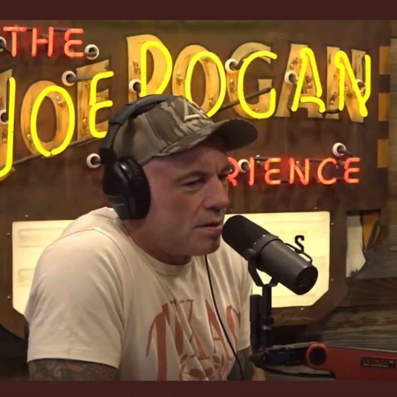 joe rogan threatens to mock friend over vaccine arguement