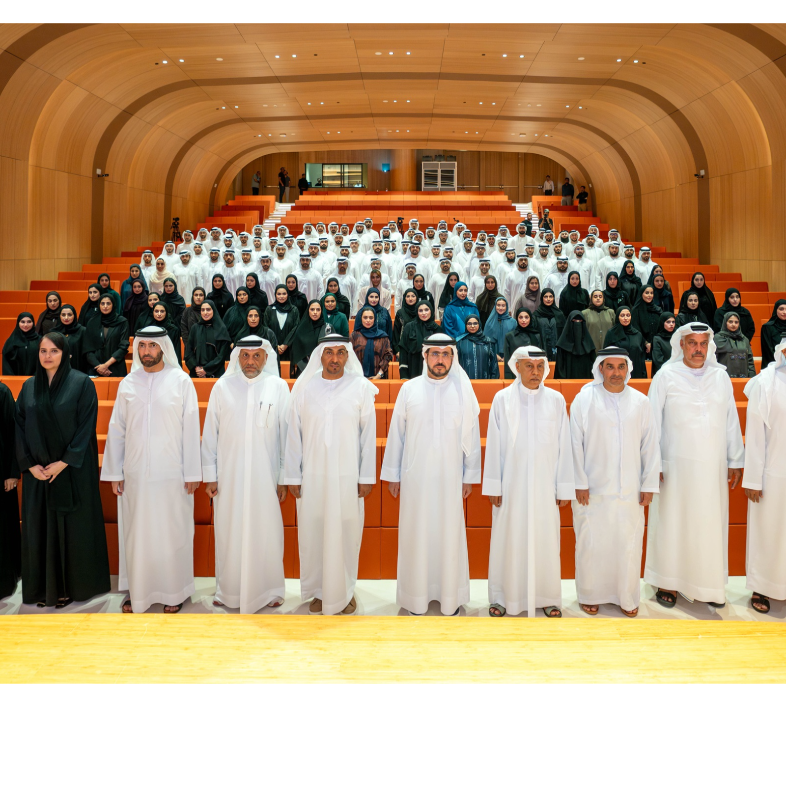 البرنامج أطلقته الهيئة بالتعاون مع جامعة كاليفورنيا، بيركلي  هيئة كهرباء ومياه دبي تكرّم موظفيها المتميزين من خريجي برنامج "ماجستير أنظمة وتقنيات طاقة المستقبل"  episode artwork