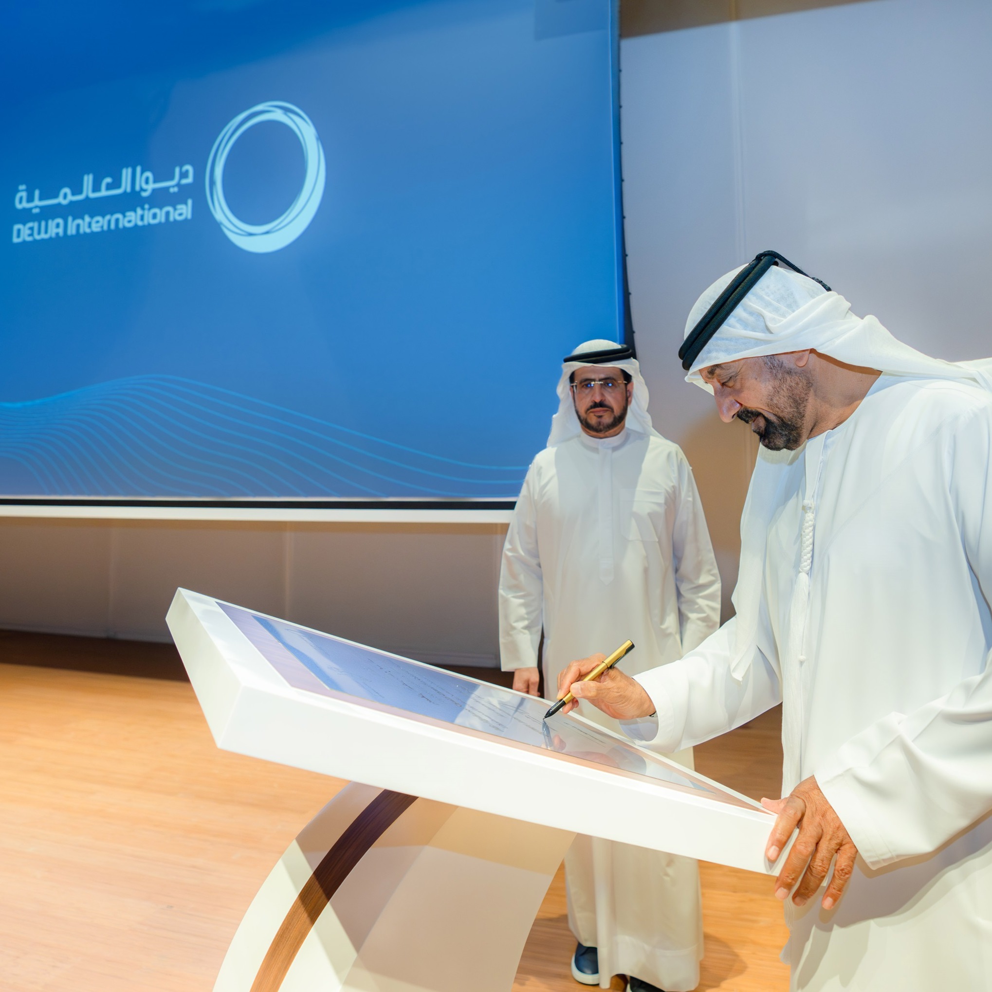 أيقونة دبي إلى العالمية: هيئة كهرباء ومياه دبي تصدر نموذج استثنائي في البنية التحتية سمو الشيخ أحمد بن سعيد آل مكتوم يطلق " ديوا العالمية" الرائدة لتطوير مشاريع الطاقة والمياه episode artwork