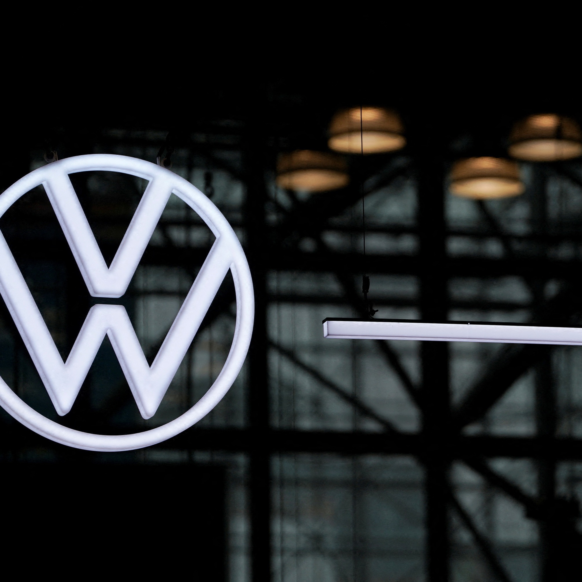 صدمة في ألمانيا: Volkswagen تدرس إغلاق مصانعها