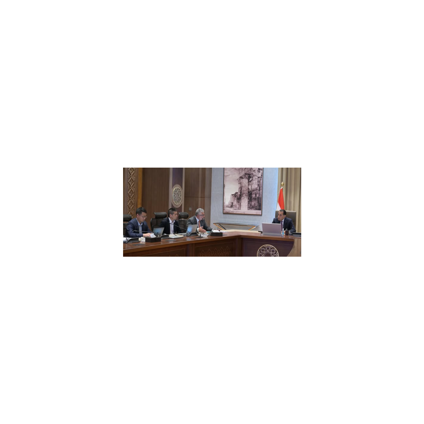 تجذب استثمارًا صينيًا لتصنيع زجاج الألواح الشمسية