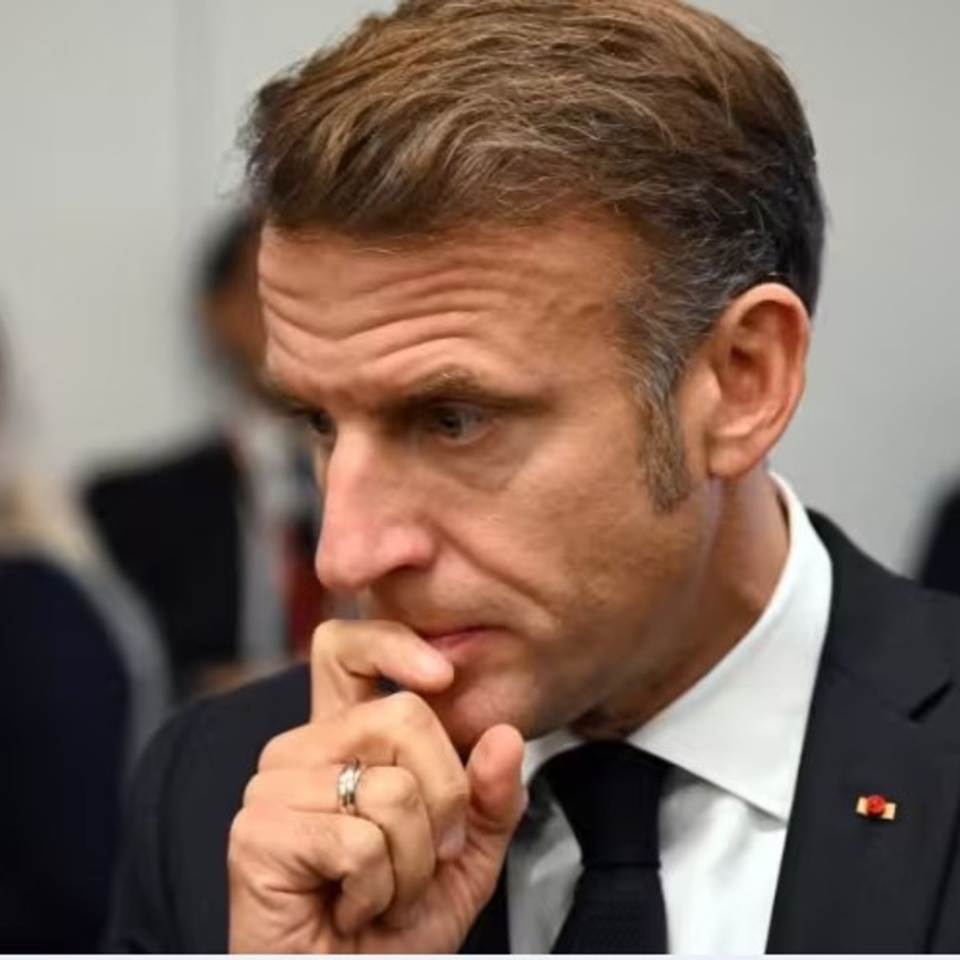 Francia24: Tutti chiedono le dimissioni di Macron che forse pensa ai "pieni poteri" in stile Salvini - Instabilità della Francia causa conti episode artwork