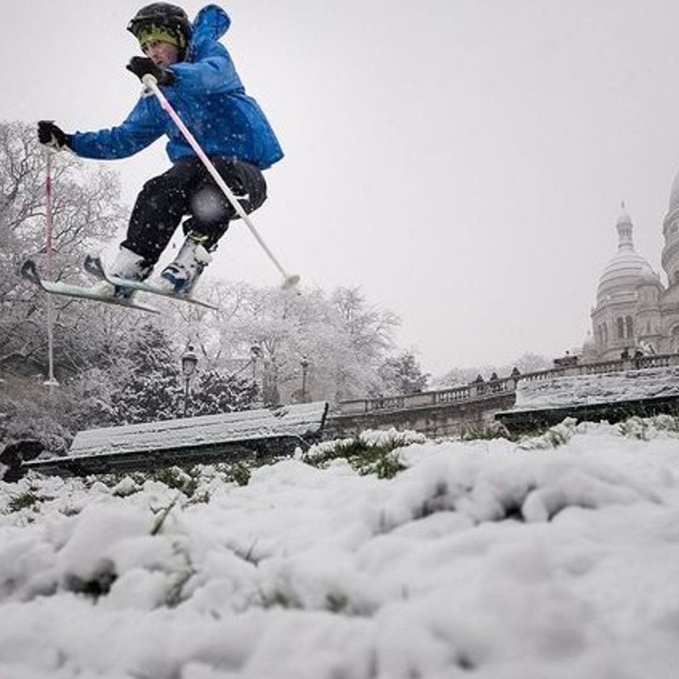 Francia24: Ancora neve, nord in difficolta - Trasporti bloccati, tutti i dettagli - Meteo France non aveva previsto causa "complessita' del episode artwork
