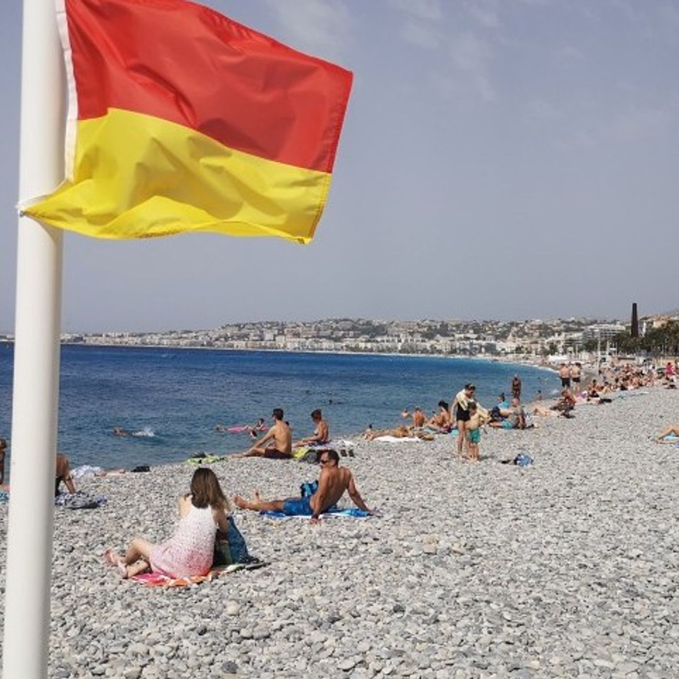 Bandiere per i bagnanti sulle spiagge della Costa Azzurra: un arcobaleno di segnali incomprensibili che è meglio conoscere episode artwork