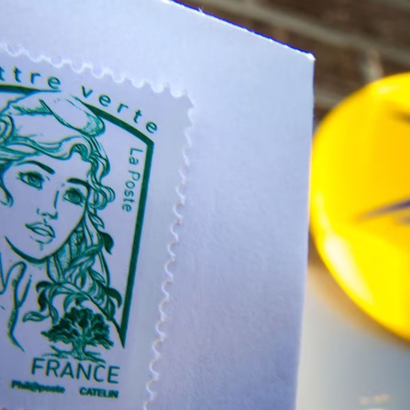 FranciaOggi: Europa in ginocchio, Bayrou denuncia la farsa dell’accordo con gli USA - +9%  Prezzi dei Francobolli e dei Pacchi, inflazione u episode artwork