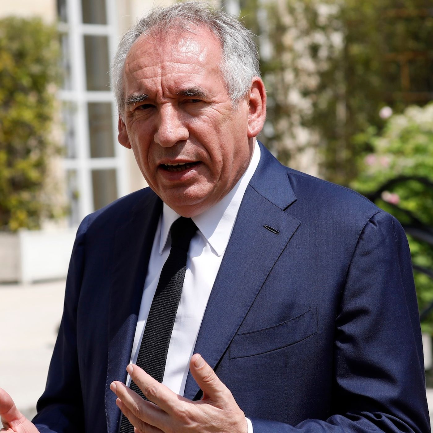 Francia24: Bayrou giocatore di poker non dotato rischia la caduta del governo - l'Ambasciatore USA snobba il Quai d'Orsay - Giallo estivo i: episode artwork