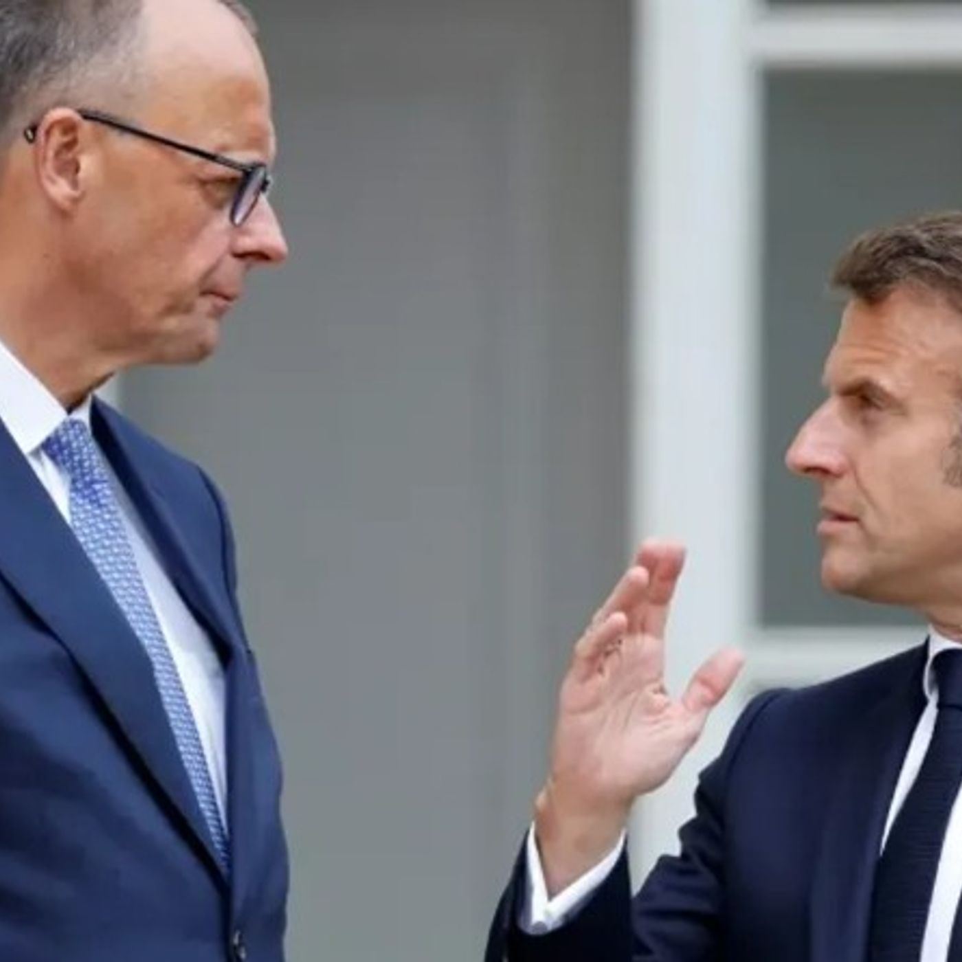 Francia24: Macron vuole obbligare l'Ucraina ad acquistare armi francesi - Trattori irrompono a Tolosa - Aggiornamento Iran - Meteo Parigi Mi episode artwork