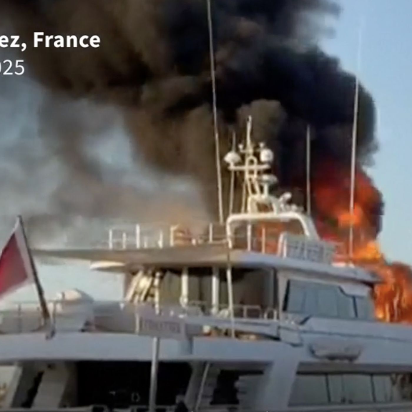 FranciaOggi: Fiamme a Saint-Tropez: SuperYacht totalmente distrutto - Trump e i dazi al 30%: un bluff? - Macron istituisce il "Dreyfuys day" episode artwork