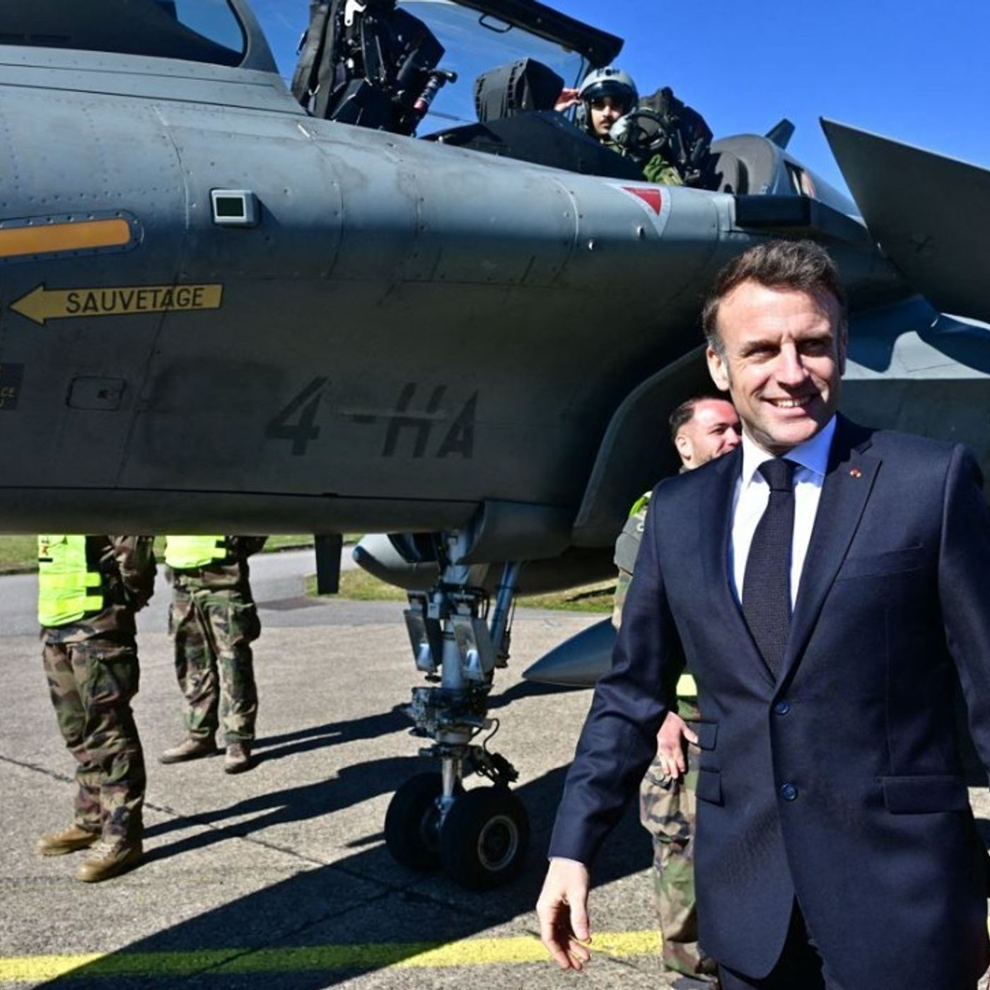 Francia24: Macron vende aerei e treni a Zelensky, paga l'Europa - Kessler, un diritto negato a francesi e italiani - Louvre: Chiusa una Gall episode artwork