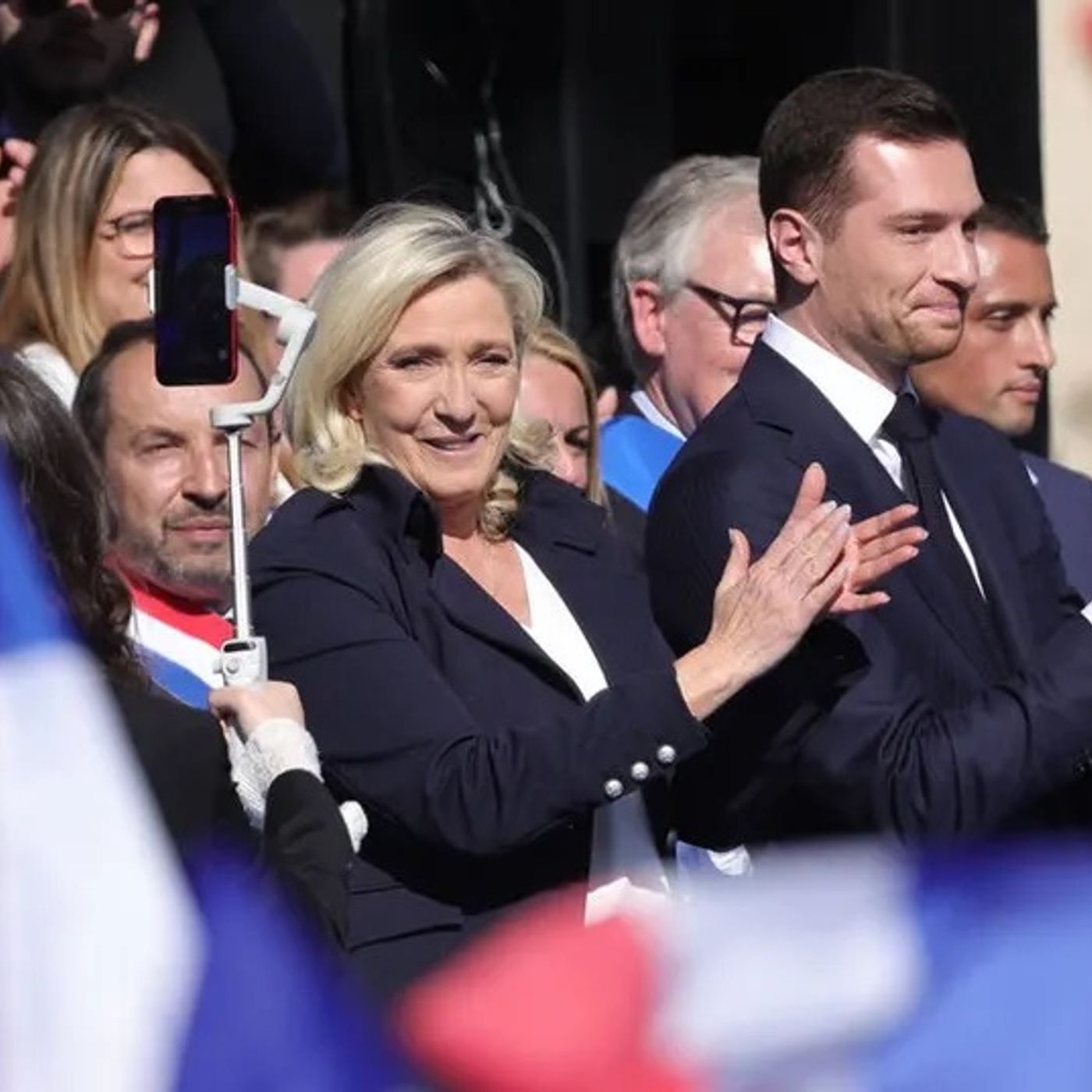 Incendi a Marsiglia, Città Soffocata dal Fumo - Macron dice la sua al Parlamento britannico - SFR in vendita, non passi lo straniero episode artwork
