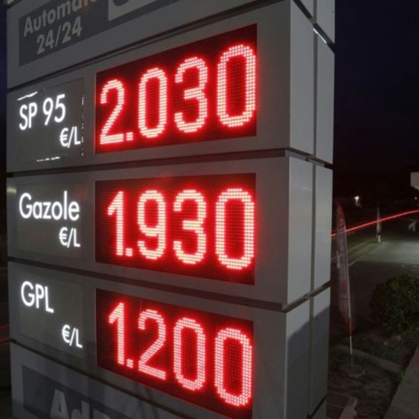 Carburanti sopra 2 €, Nizza,  scontro Estrosi‑Ciotti, Il francese LeCunn lancia startup IA da 1 Mld, Iran in fiamme: la settimana che scuote episode artwork
