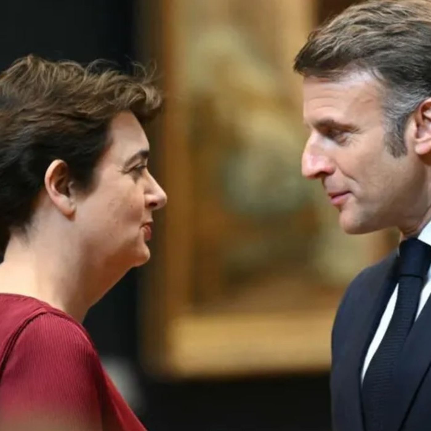 Francia24: Macron accetta le dimmissioni della Presidente del Louvre, rifiutate da Rachida Dati  - Commissione di inchiesta: Il Louvre è div episode artwork