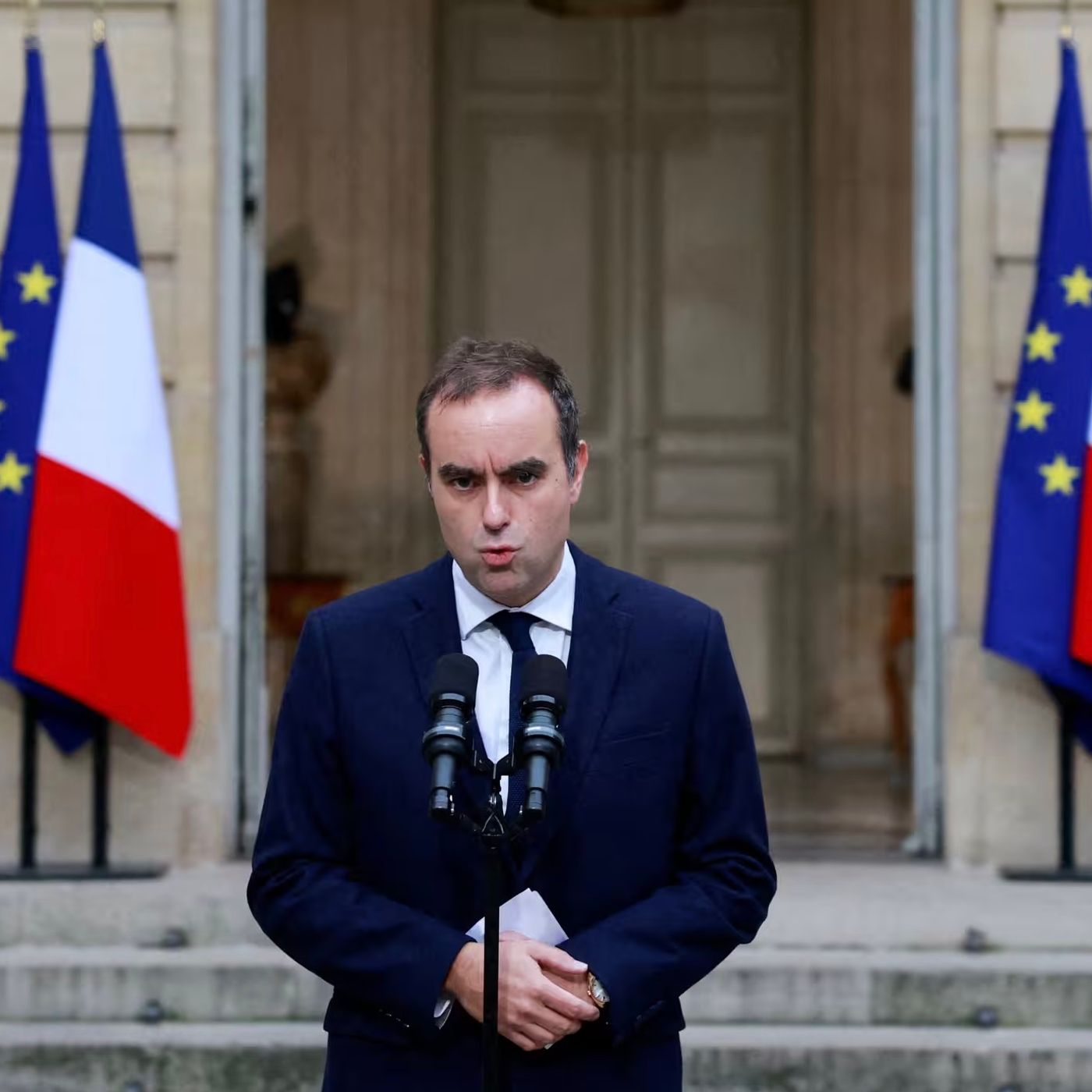Francia24 ed. Straordinaria: Emmanuel Macron nomina di nuovo Sebastian Lecornu: Una rotta verso il disastro? episode artwork