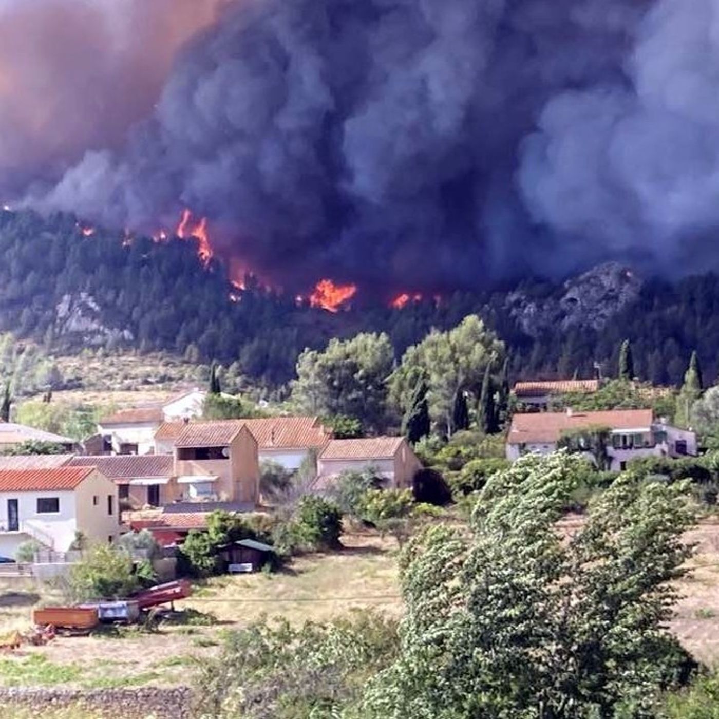 FranciaOggi : Carcassonne, l'incendio più vasto dell'estate non ancora domato - Bayrou si fa YouTuber, what next? - Altri aiuti all'Ucraina episode artwork
