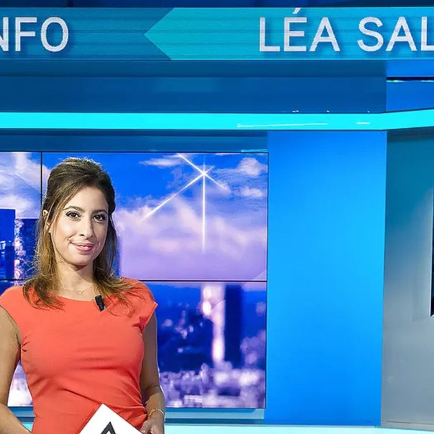 Francia24: Léa Salamé, compagna del leader del Partito Socialista conduce il TG delle 20: France Télévisions si giustifica - Niente più "dov episode artwork