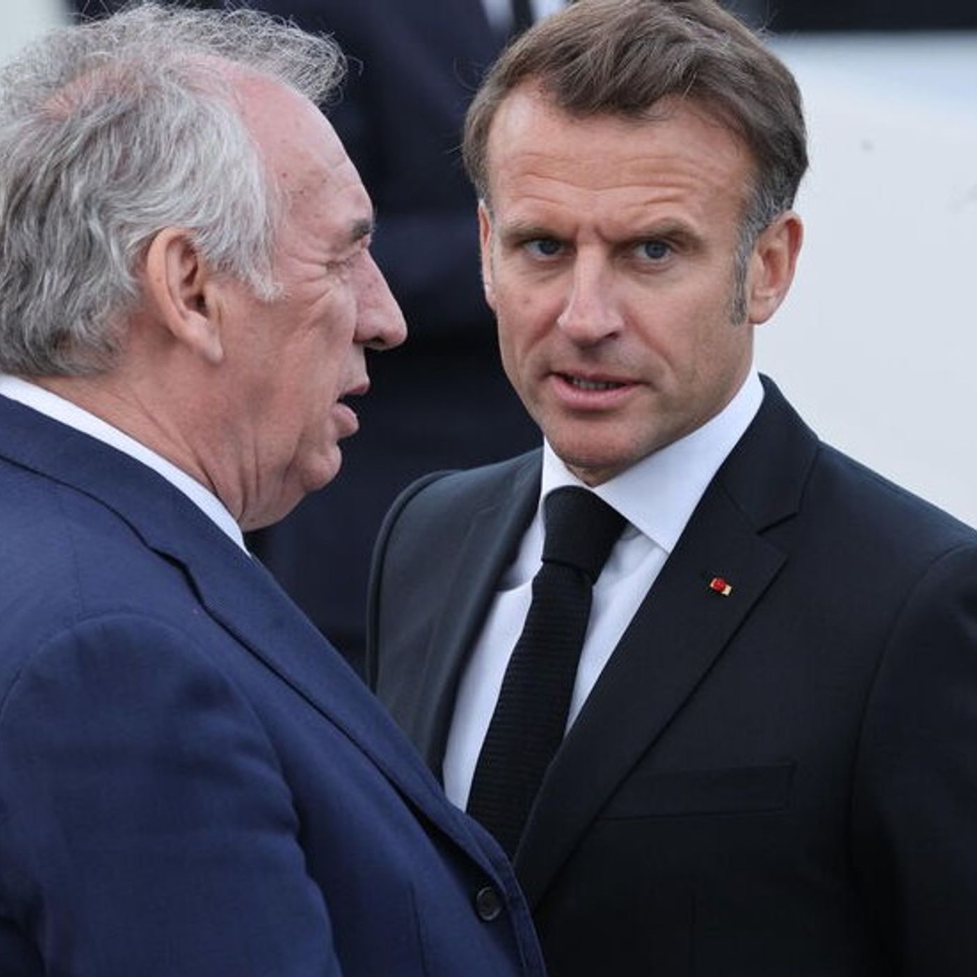 FranciaOggi: Bayrou al bivio, crisi in vista - Macronisti divisi - Macron attacca israele - enticinque Dipartimenti in Allerta Arancione per episode artwork