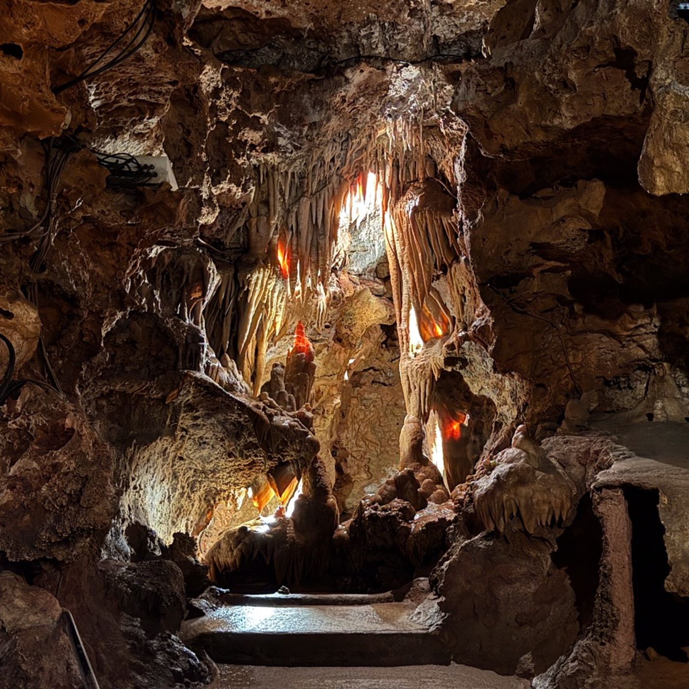 Côte à côte: La grotta di Saint-Cézaire episode artwork