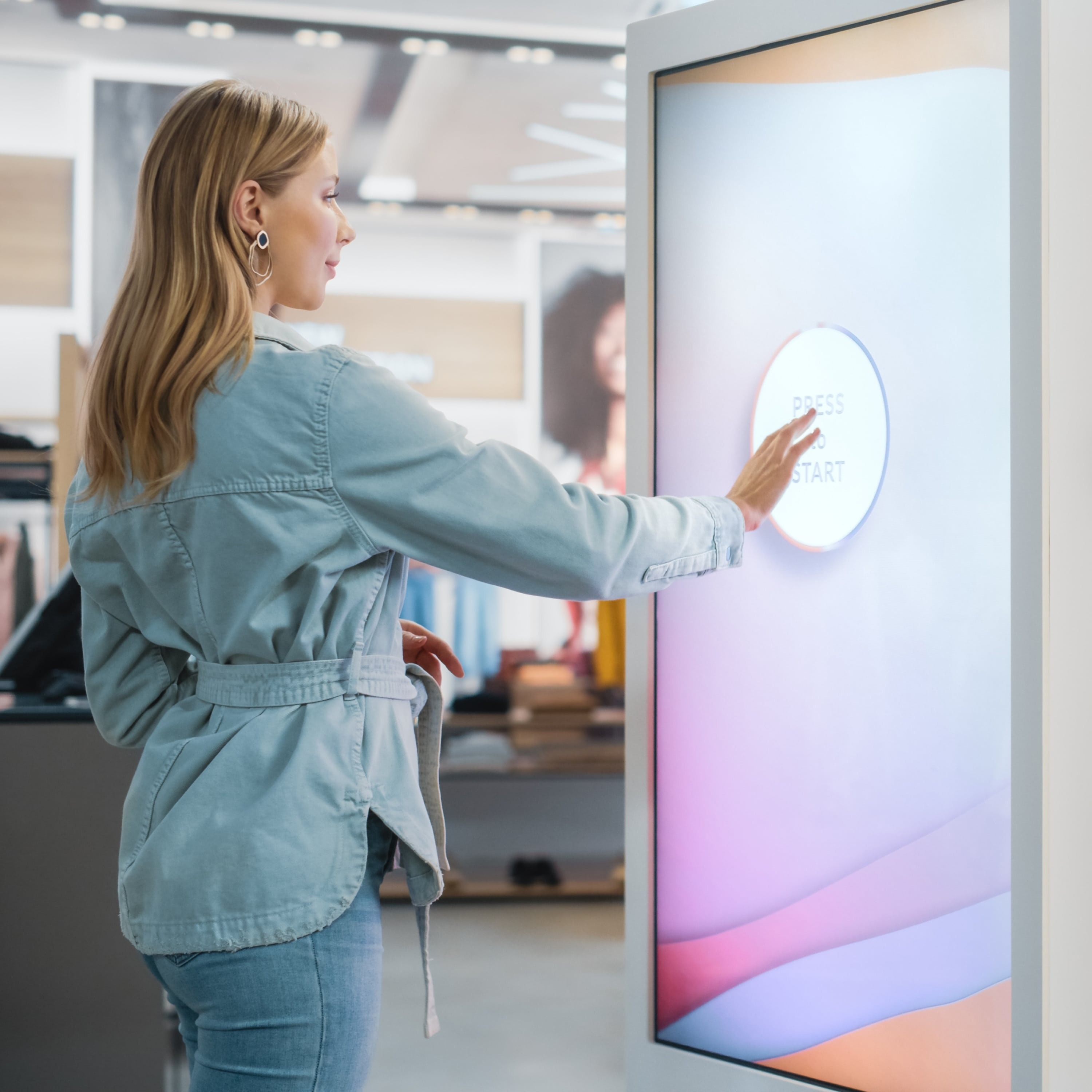 Interaktive Displays: Wie Touchpoints das Einkaufserlebnis verbessern