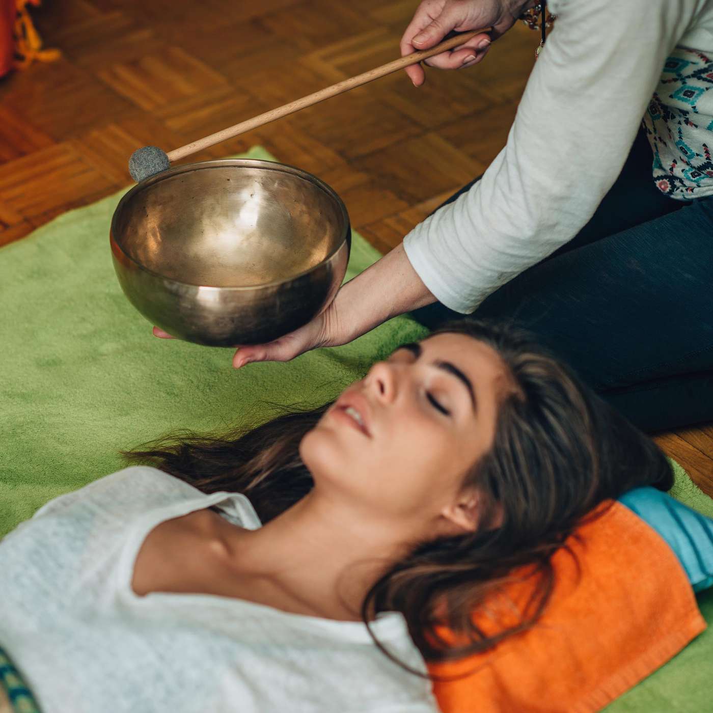 Deep Alpha Meditation - Tibetan Singing Bowls In Soft Rain